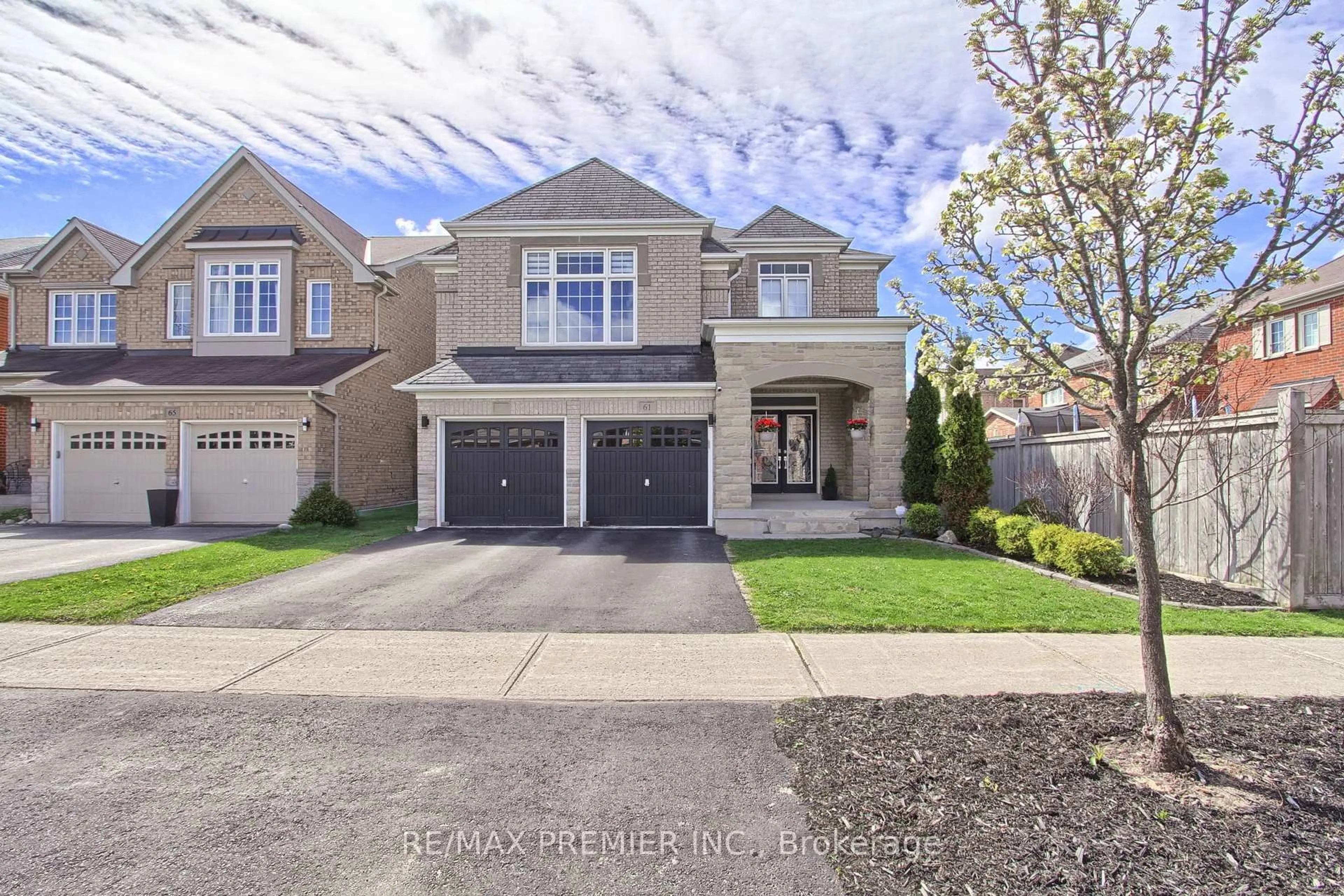 Home with brick exterior material, street for 61 Tigertail Cres, Bradford West Gwillimbury Ontario L3Z 0M3