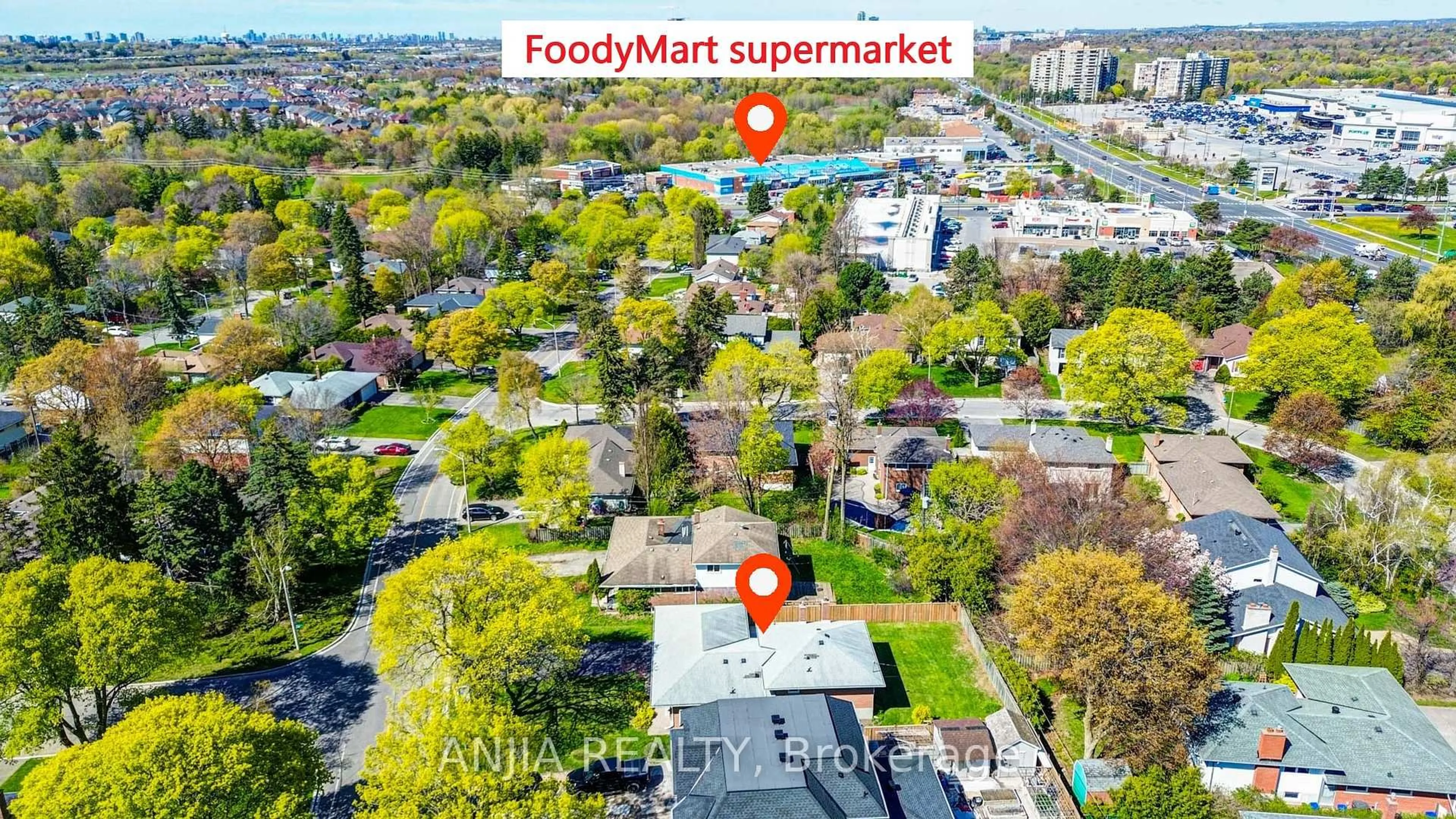 A pic from outside/outdoor area/front of a property/back of a property/a pic from drone, street for 80 Southdale Dr, Markham Ontario L3P 1J8