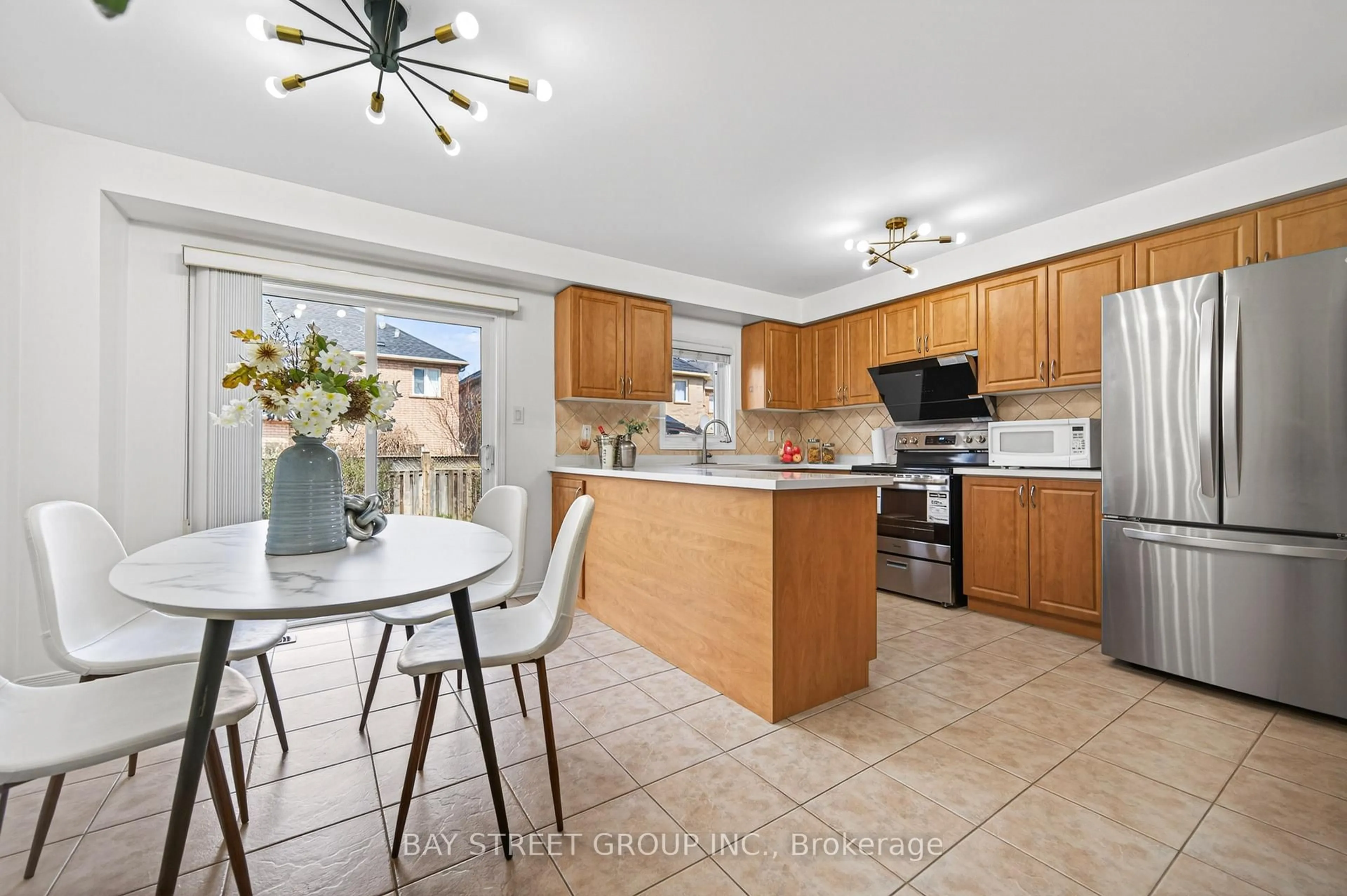 Open concept kitchen, ceramic/tile floor for 127 Guinevere Rd, Markham Ontario L3S 4V1