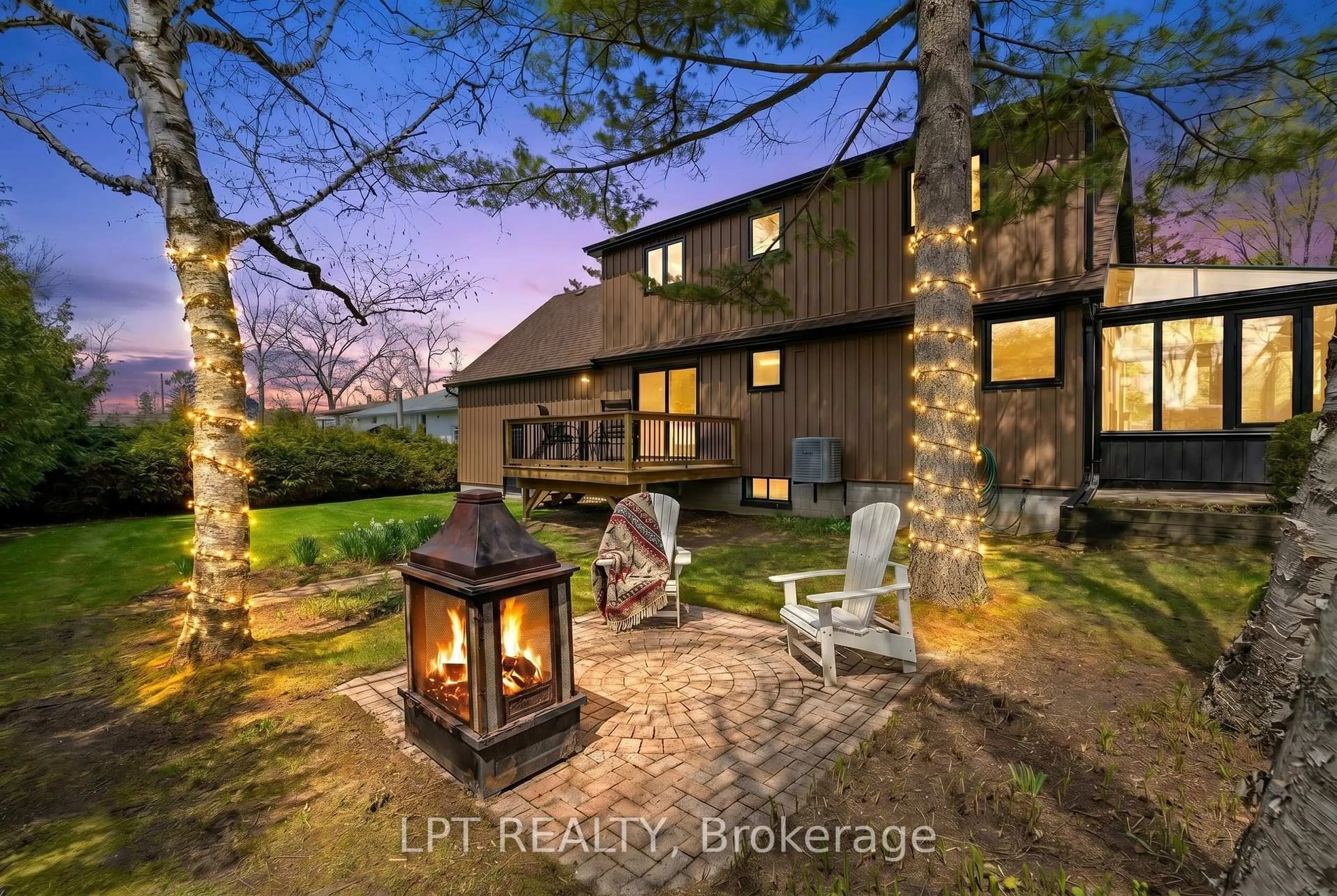 A pic from outside/outdoor area/front of a property/back of a property/a pic from drone, unknown for 59 King St, Georgina Ontario L0E 1R0
