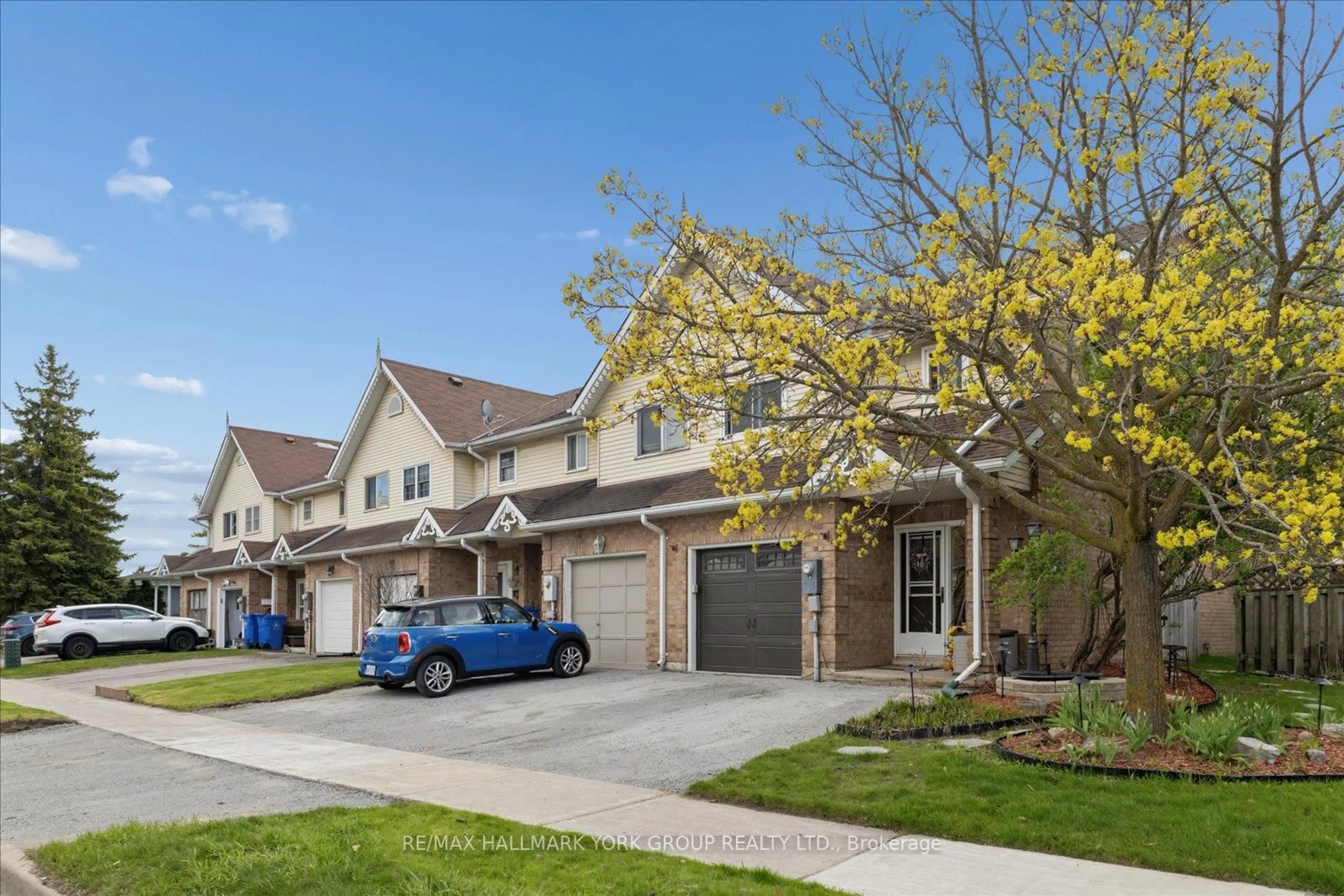 A pic from outside/outdoor area/front of a property/back of a property/a pic from drone, street for 29 Biscayne Blvd, Georgina Ontario L4P 2R4