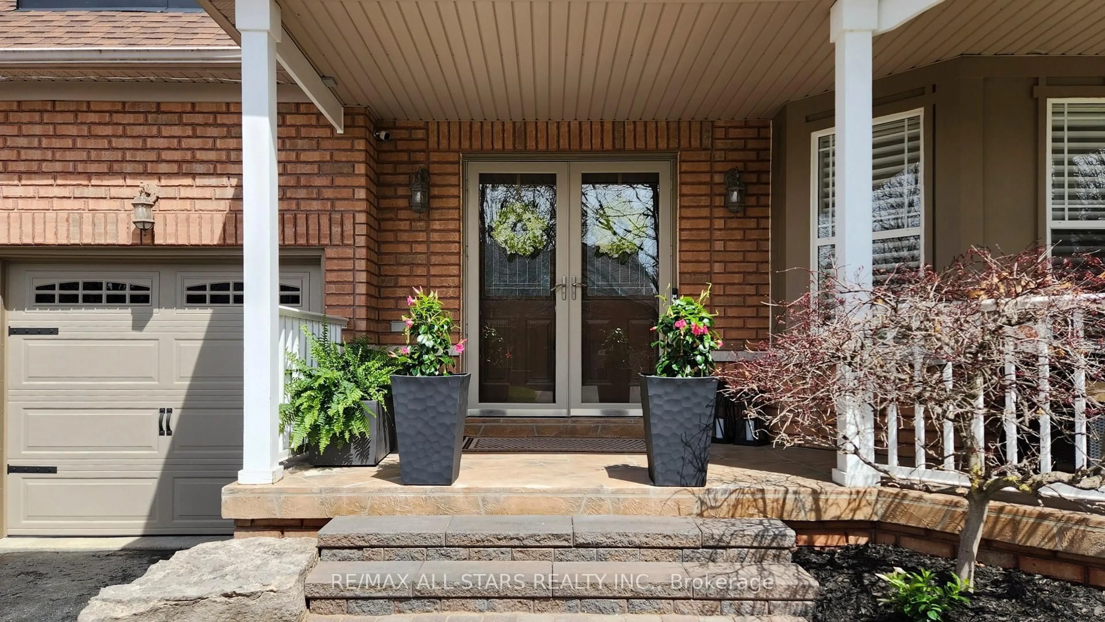 Indoor entryway for 9 Confederation Lane, Uxbridge Ontario L9P 1Z4