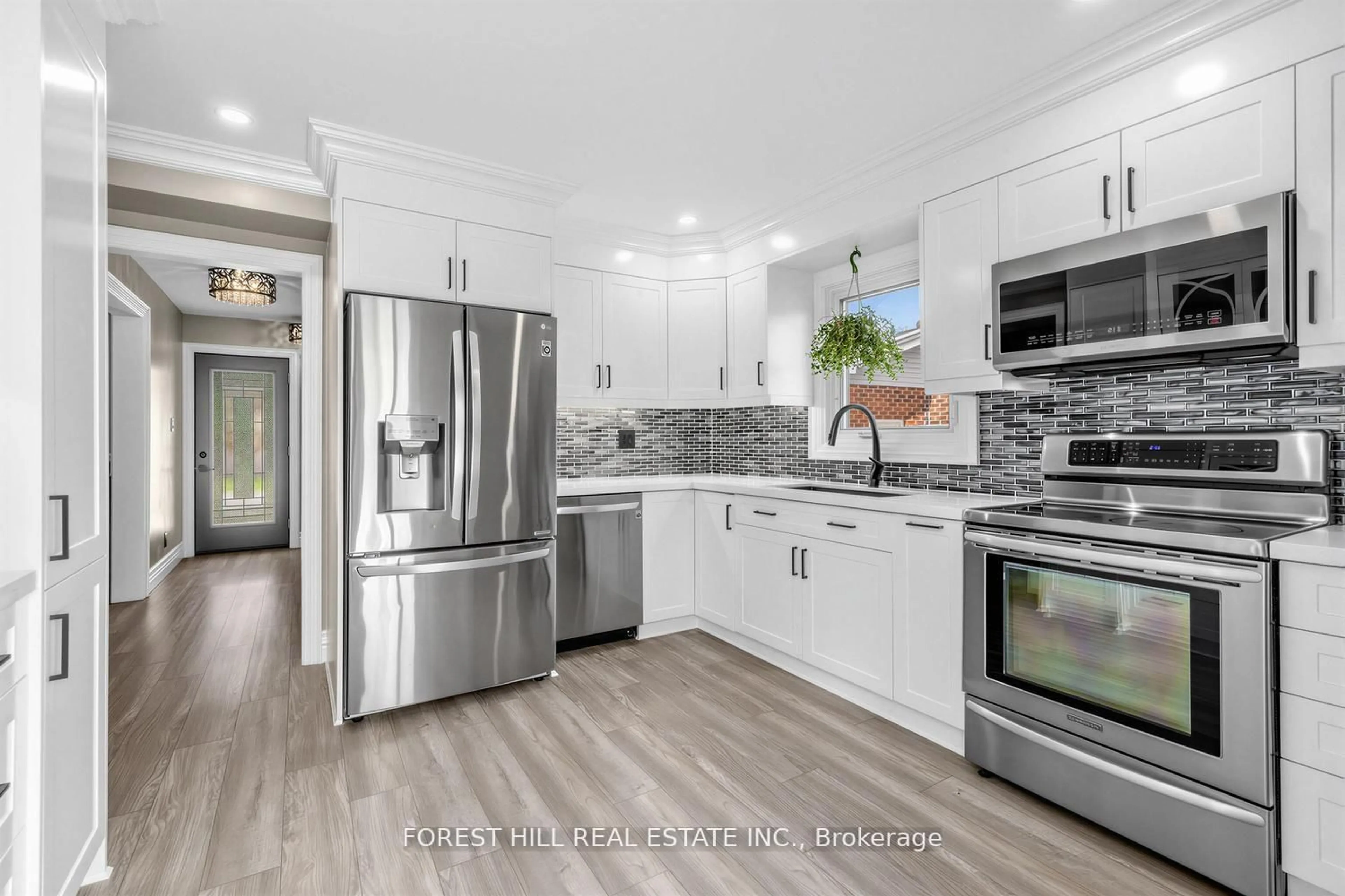 Open concept kitchen, ceramic/tile floor for 199 Carrick Ave, Georgina Ontario L4P 3N7