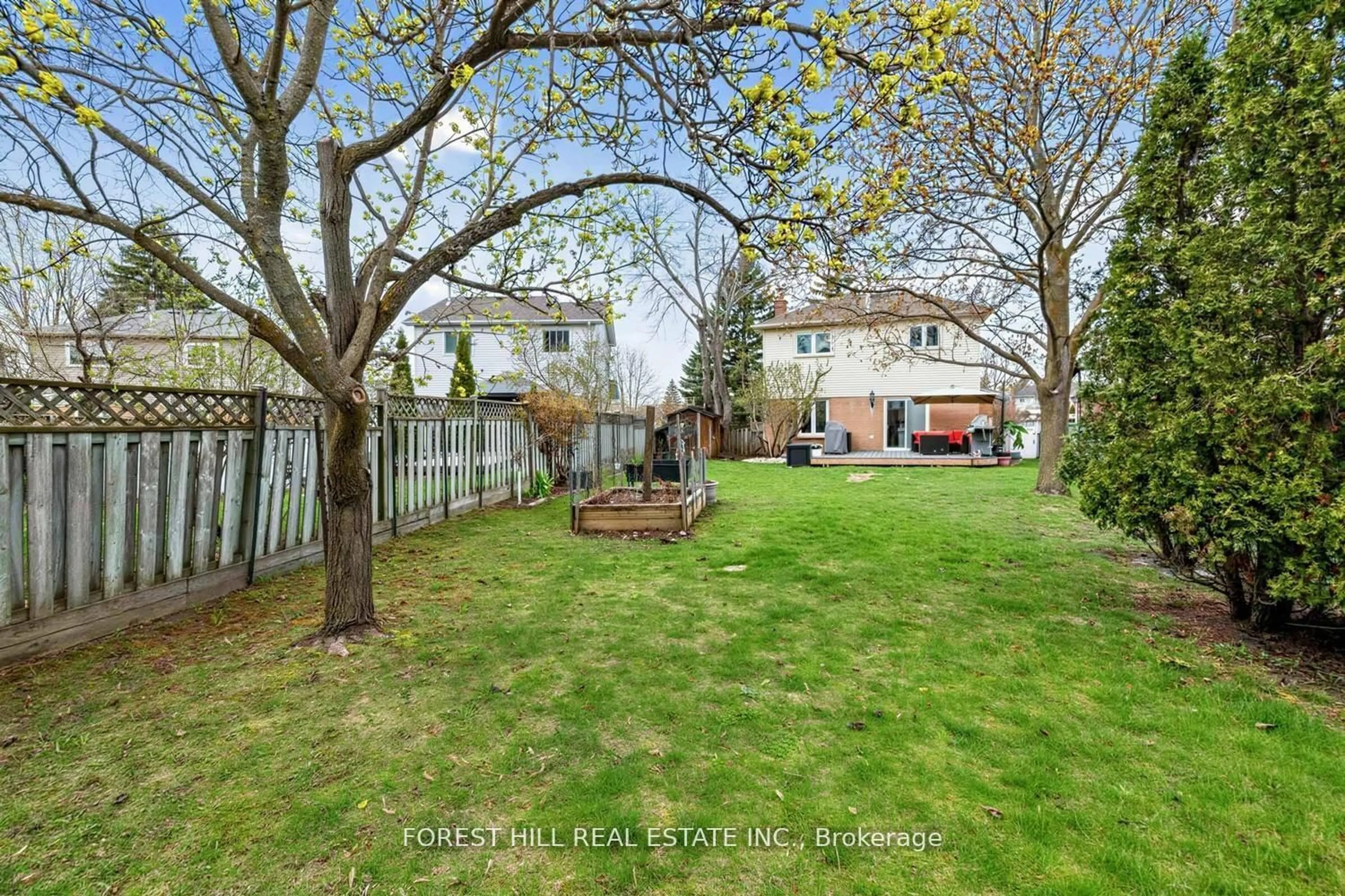 A pic from outside/outdoor area/front of a property/back of a property/a pic from drone, street for 199 Carrick Ave, Georgina Ontario L4P 3N7