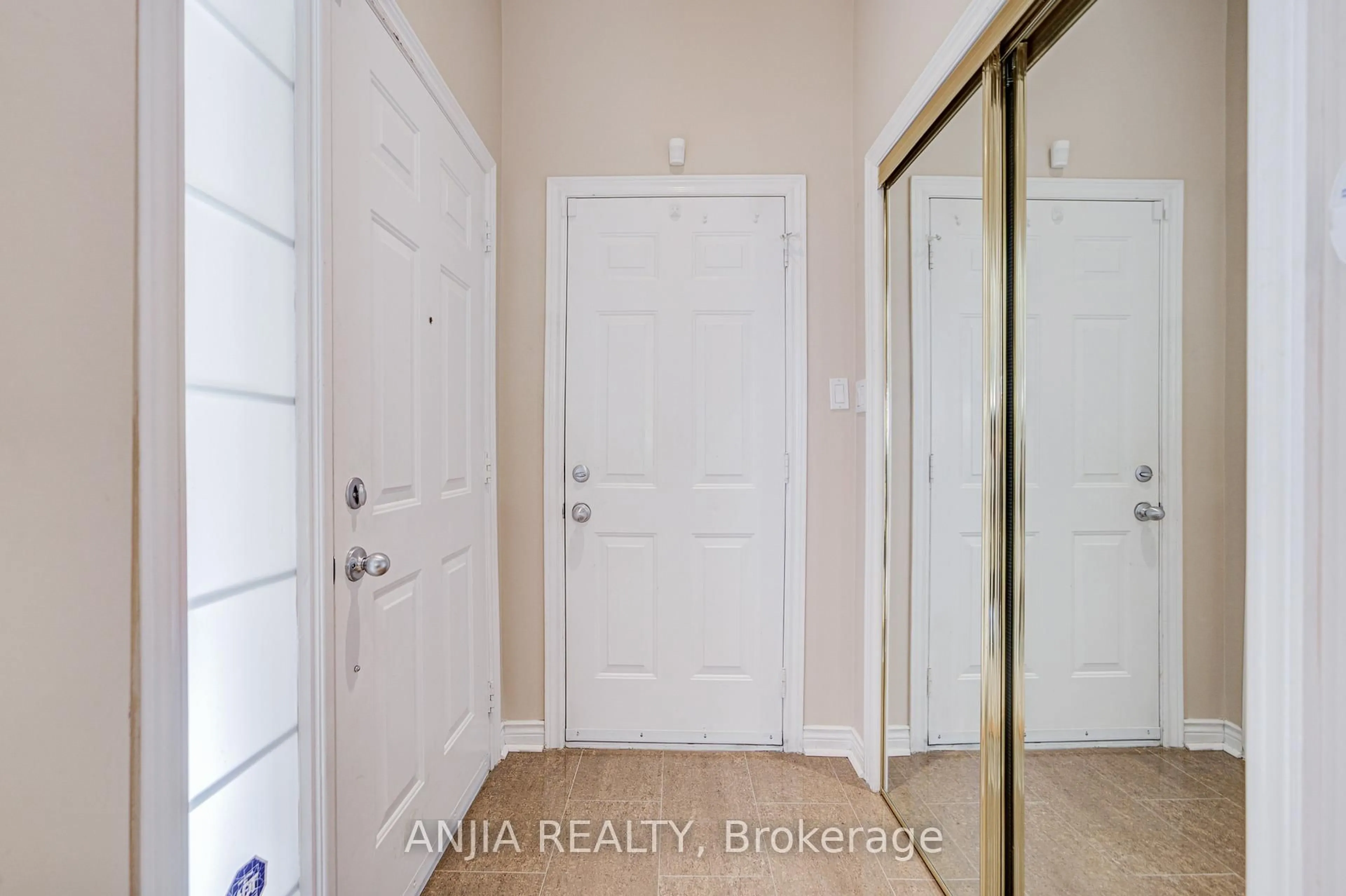 Indoor entryway for 40 Nottingham Dr, Richmond Hill Ontario L4S 1Z6