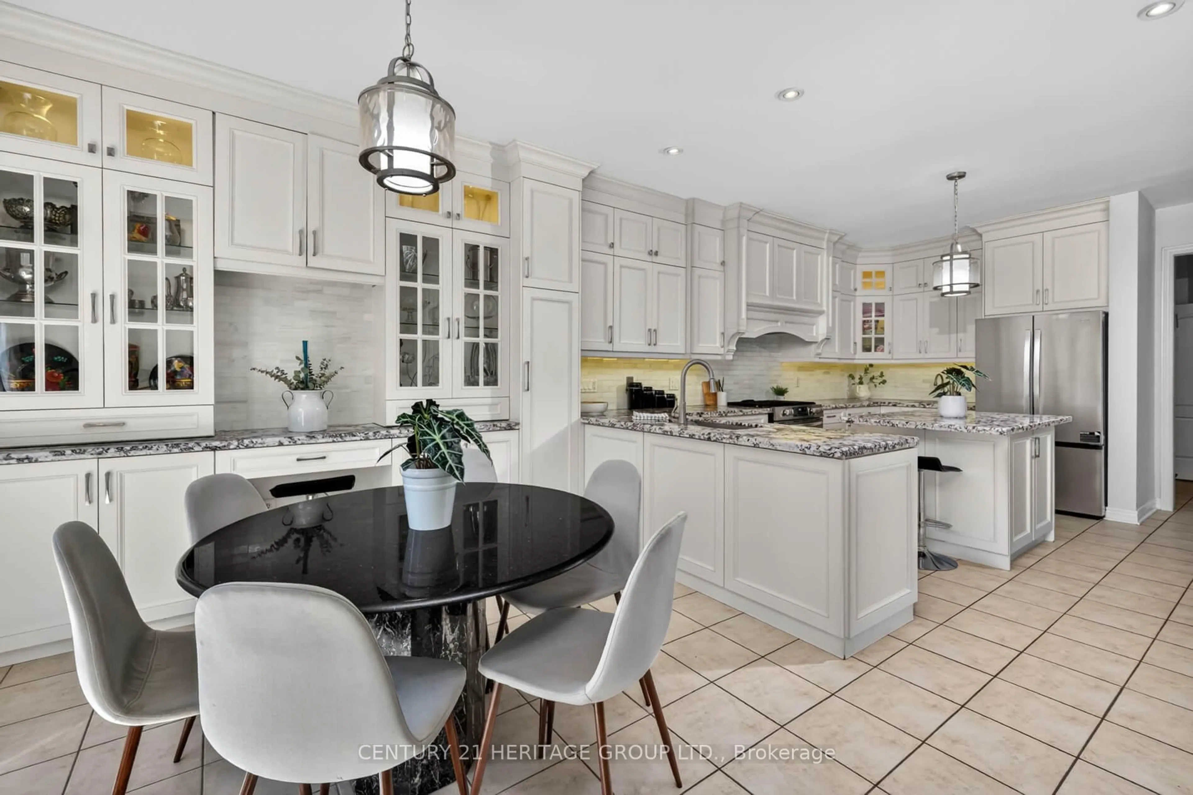 Open concept kitchen, ceramic/tile floor for 335 Bathurst Glen Dr, Vaughan Ontario L4J 9A3