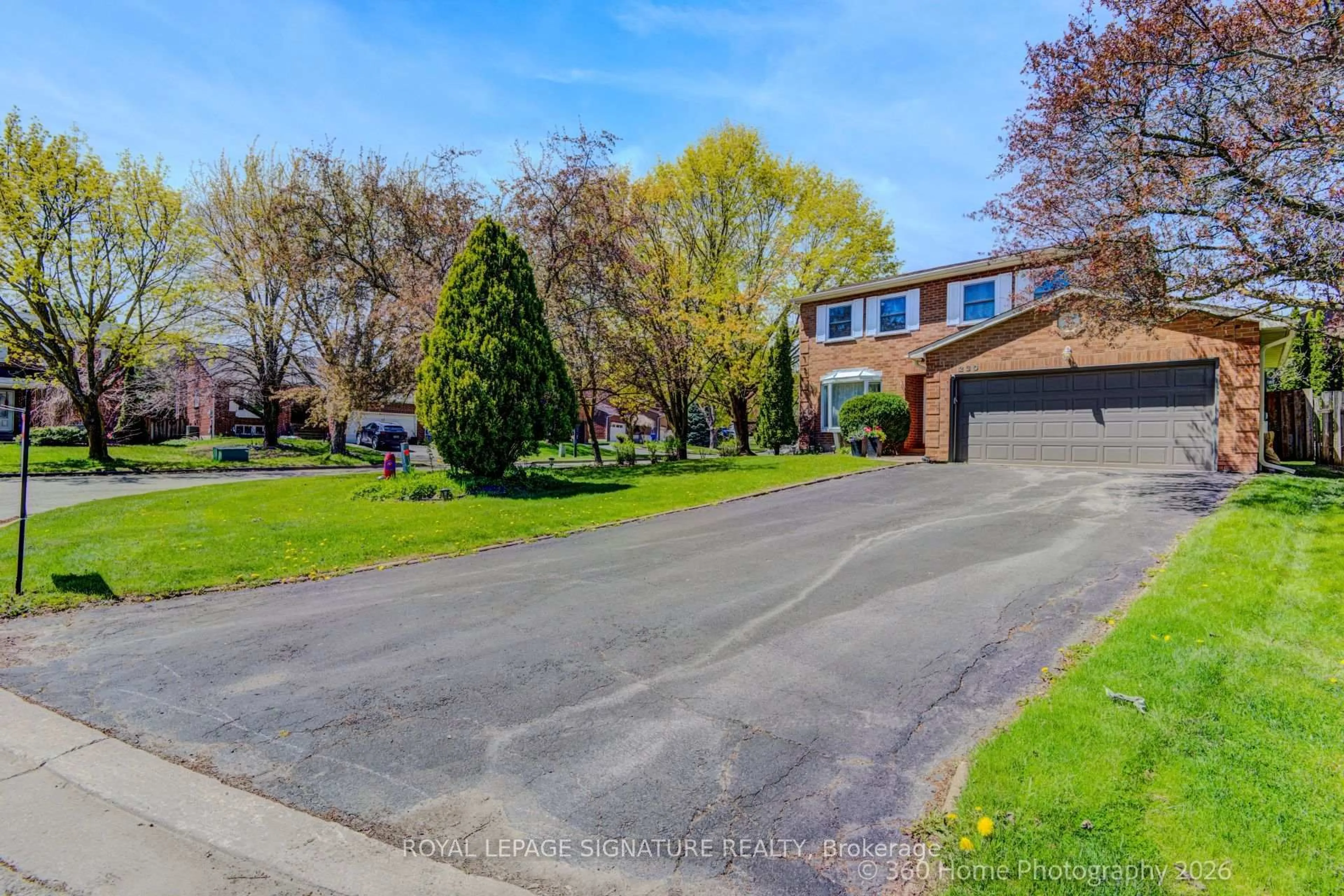 A pic from outside/outdoor area/front of a property/back of a property/a pic from drone, street for 230 Lancaster Ave, Newmarket Ontario L3Y 5X2