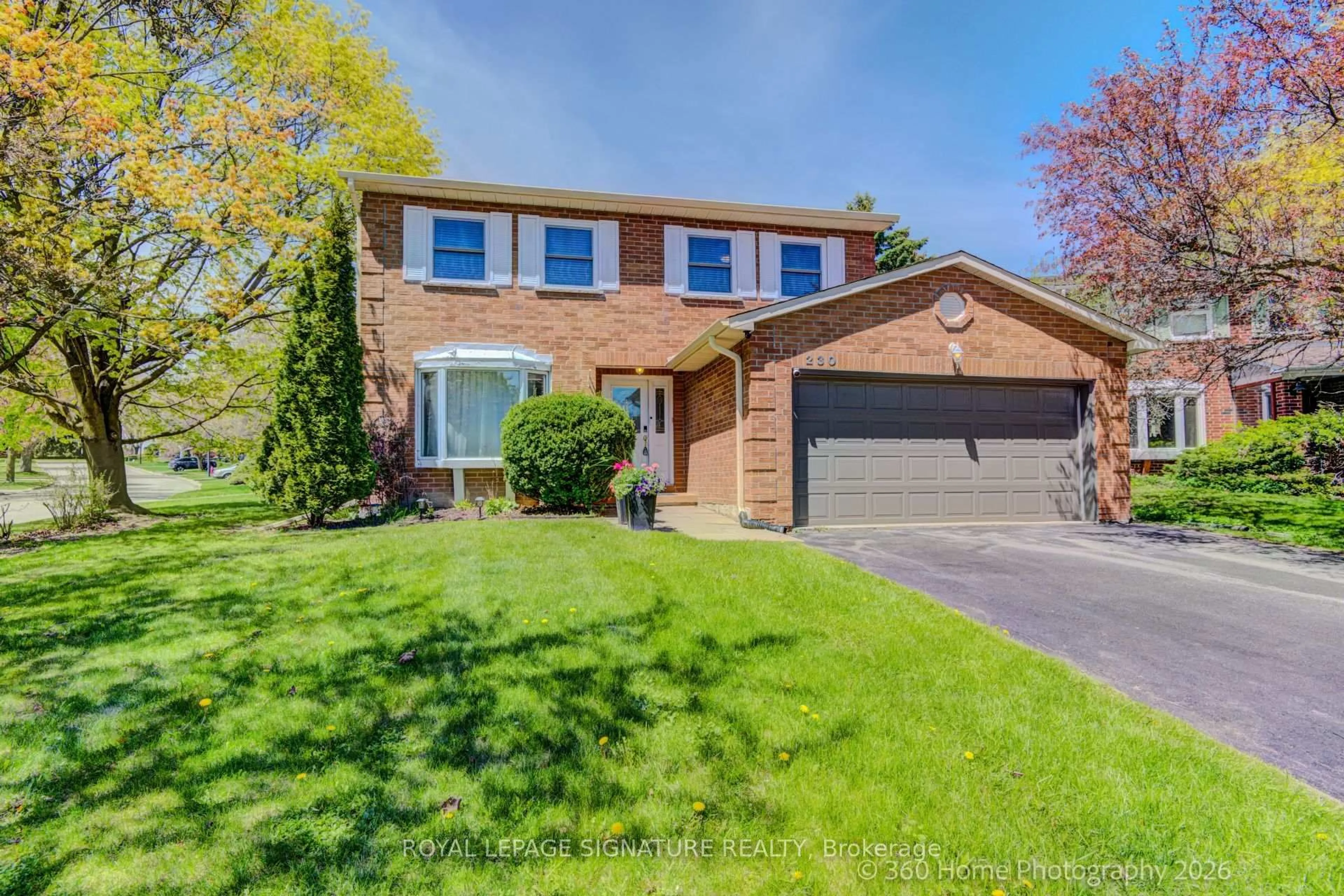 Home with brick exterior material, street for 230 Lancaster Ave, Newmarket Ontario L3Y 5X2