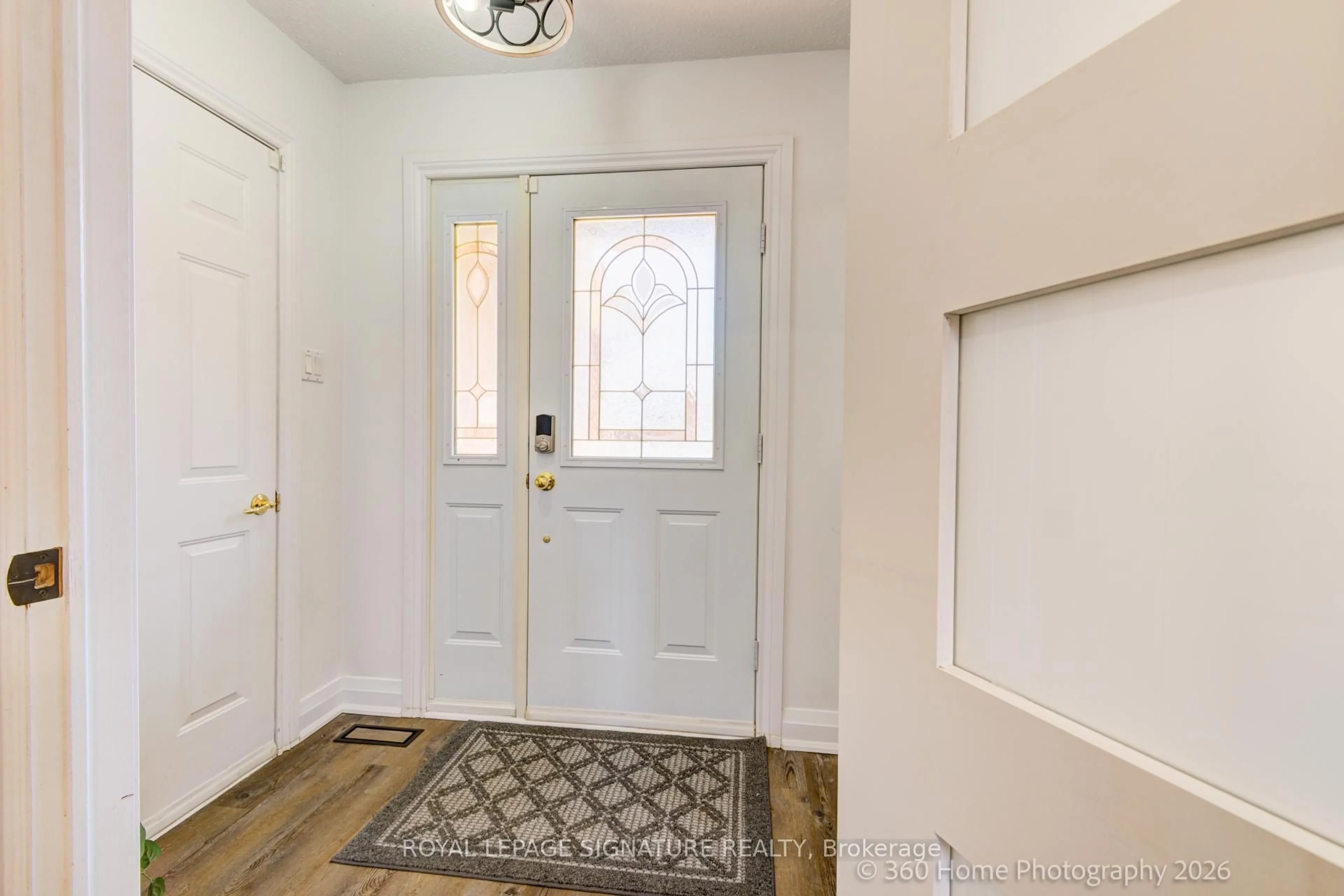 Indoor entryway for 230 Lancaster Ave, Newmarket Ontario L3Y 5X2