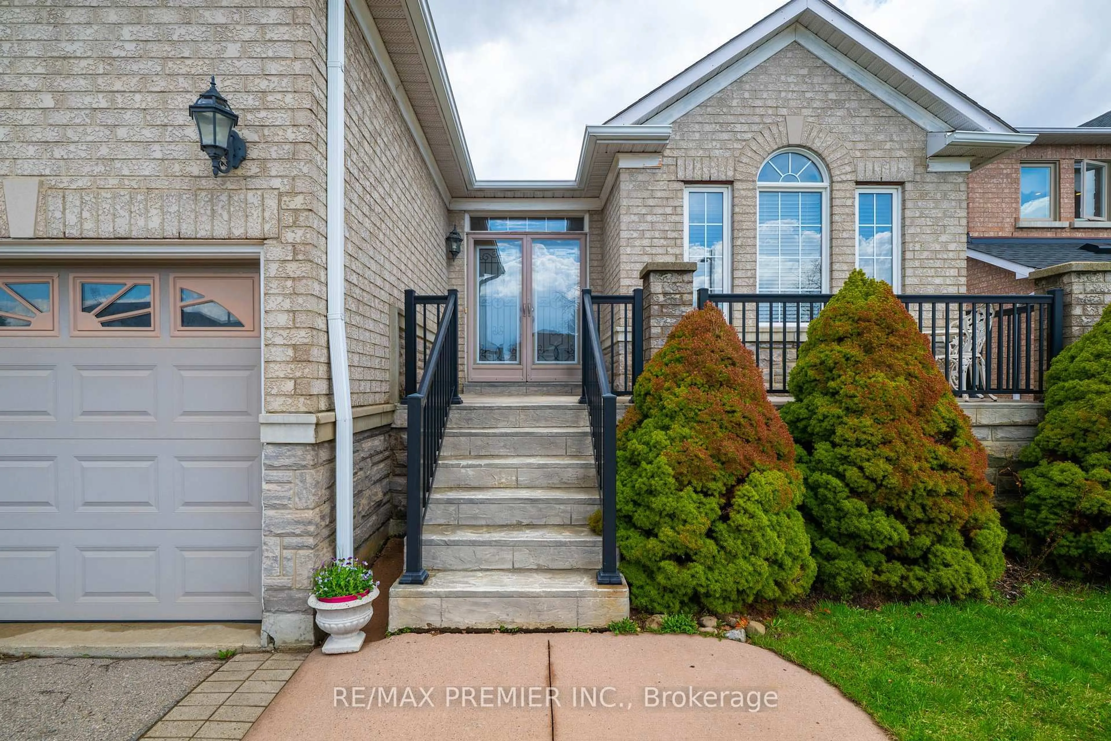Indoor entryway for 20 Drummond Dr, Vaughan Ontario L6A 2M5