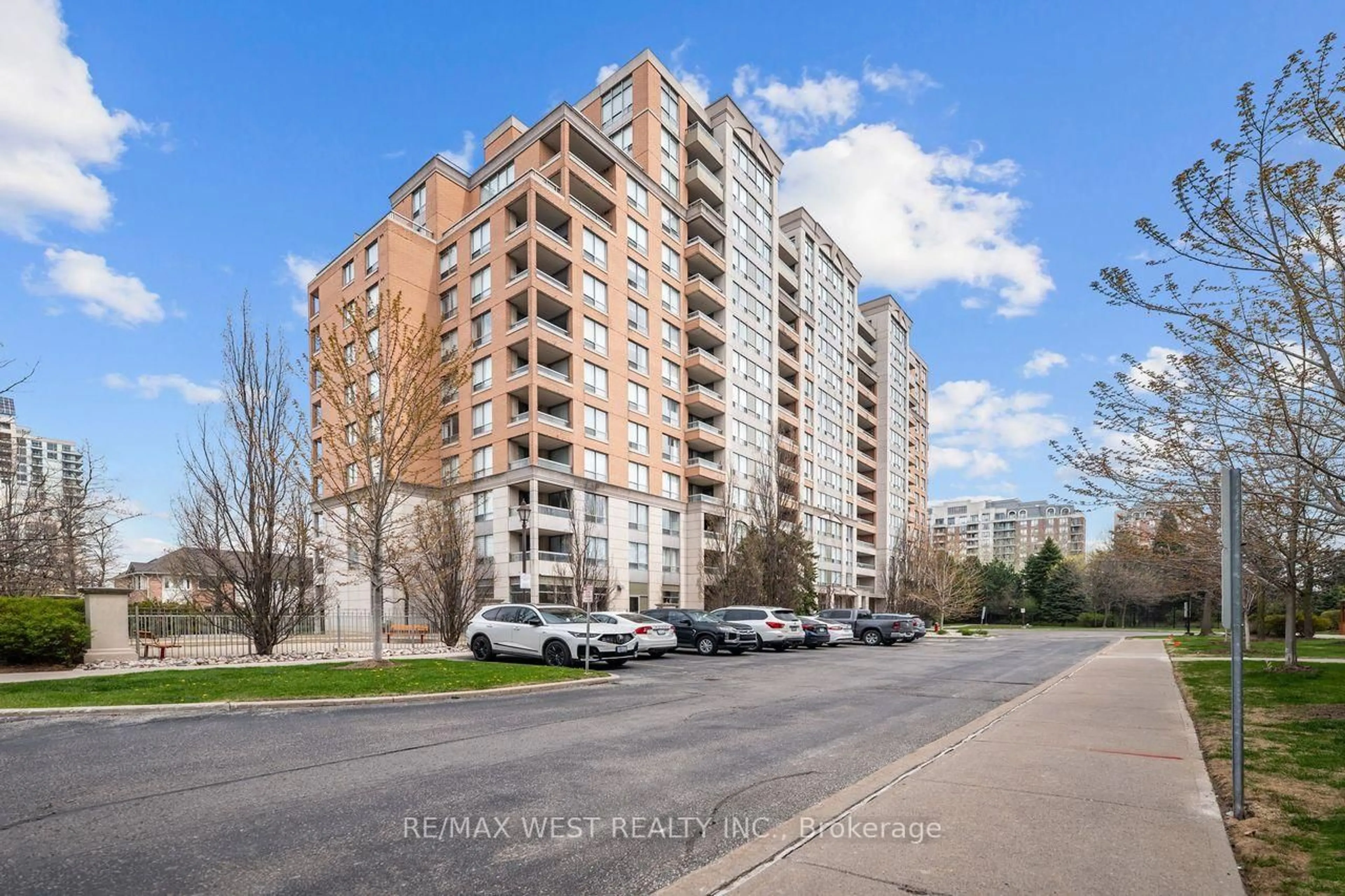 A pic from outside/outdoor area/front of a property/back of a property/a pic from drone, street for 29 Northern Hts Dr #501, Richmond Hill Ontario L4B 4L8