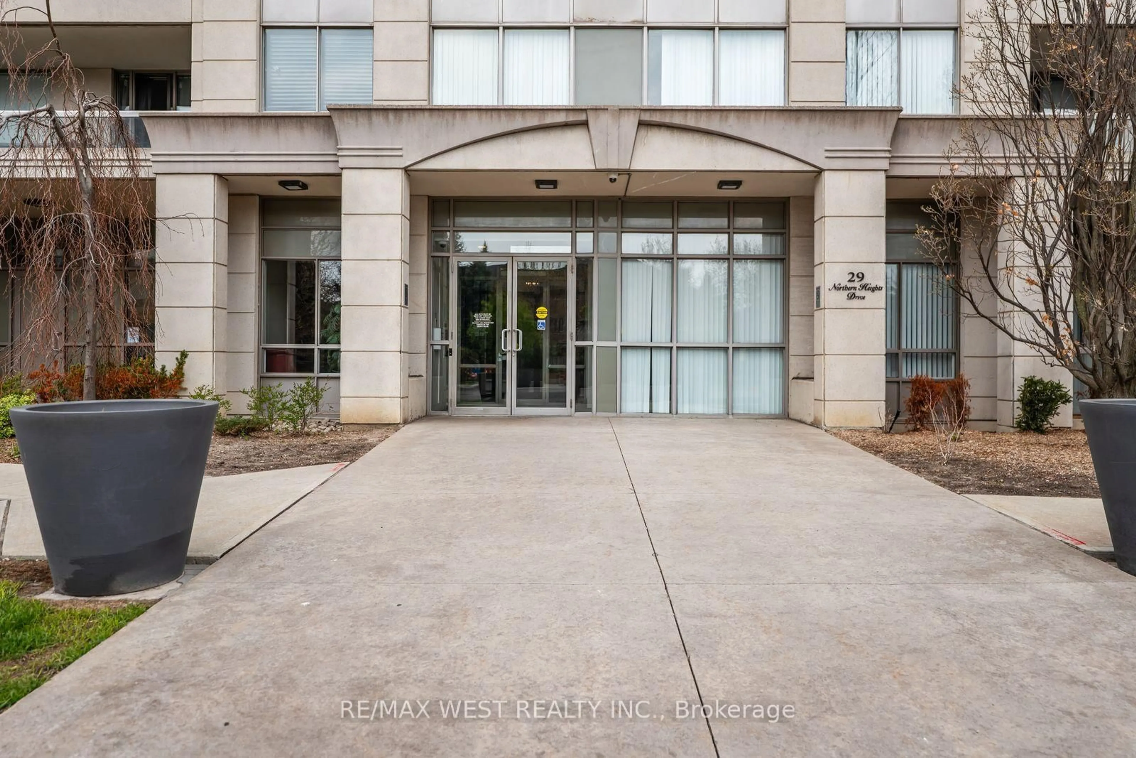 Indoor foyer for 29 Northern Hts Dr #501, Richmond Hill Ontario L4B 4L8