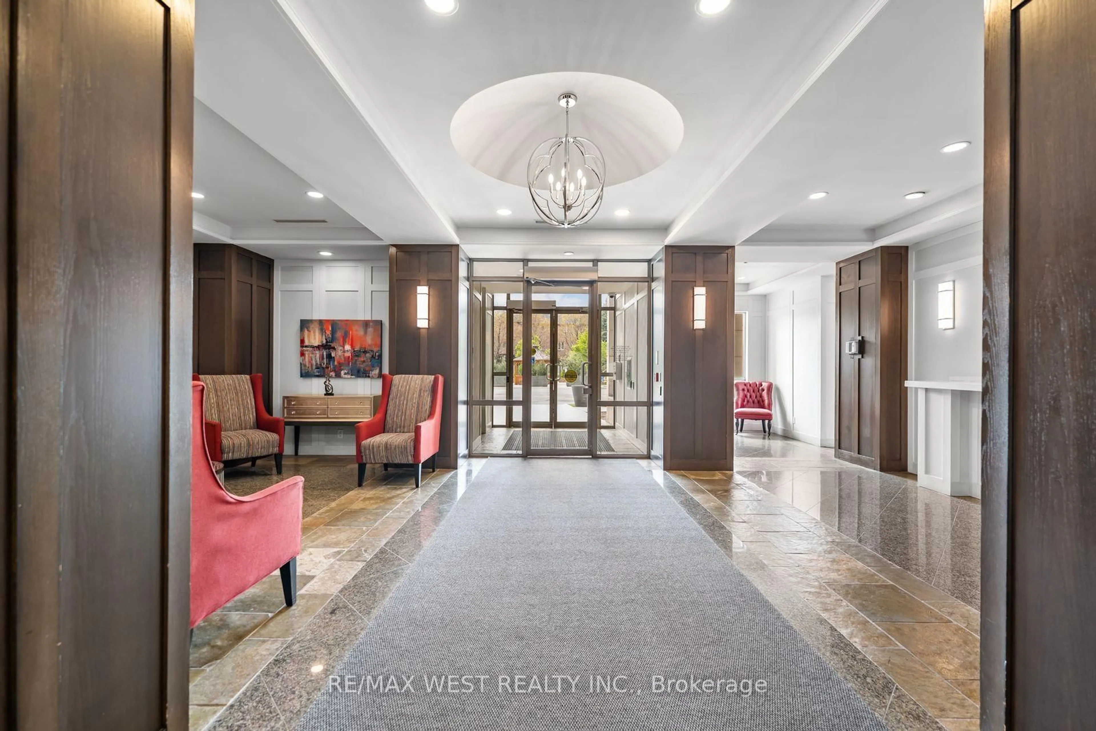 Indoor foyer for 29 Northern Hts Dr #501, Richmond Hill Ontario L4B 4L8