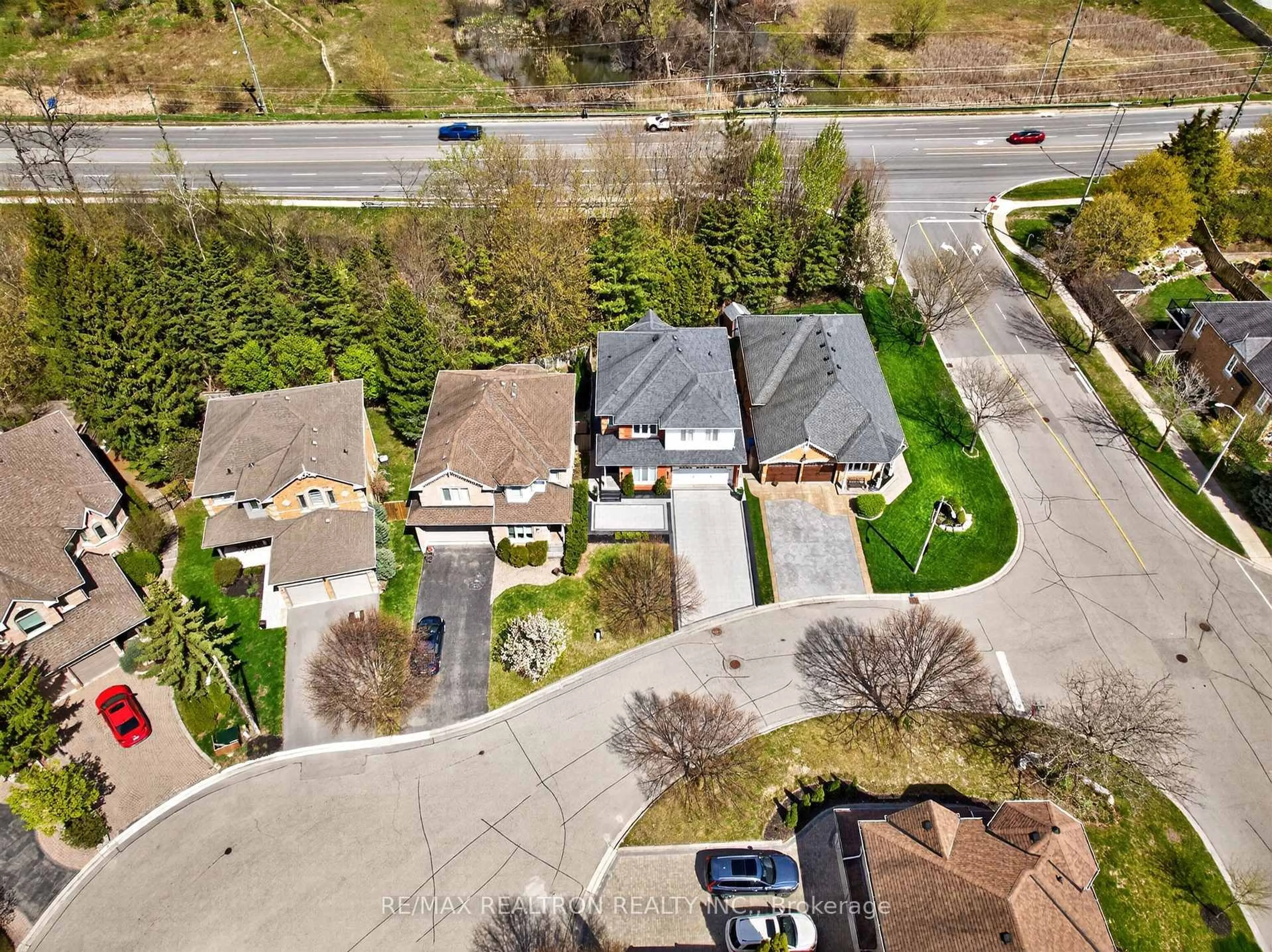 A pic from outside/outdoor area/front of a property/back of a property/a pic from drone, street for 5 Yvonne Pl, Aurora Ontario L4G 7E5