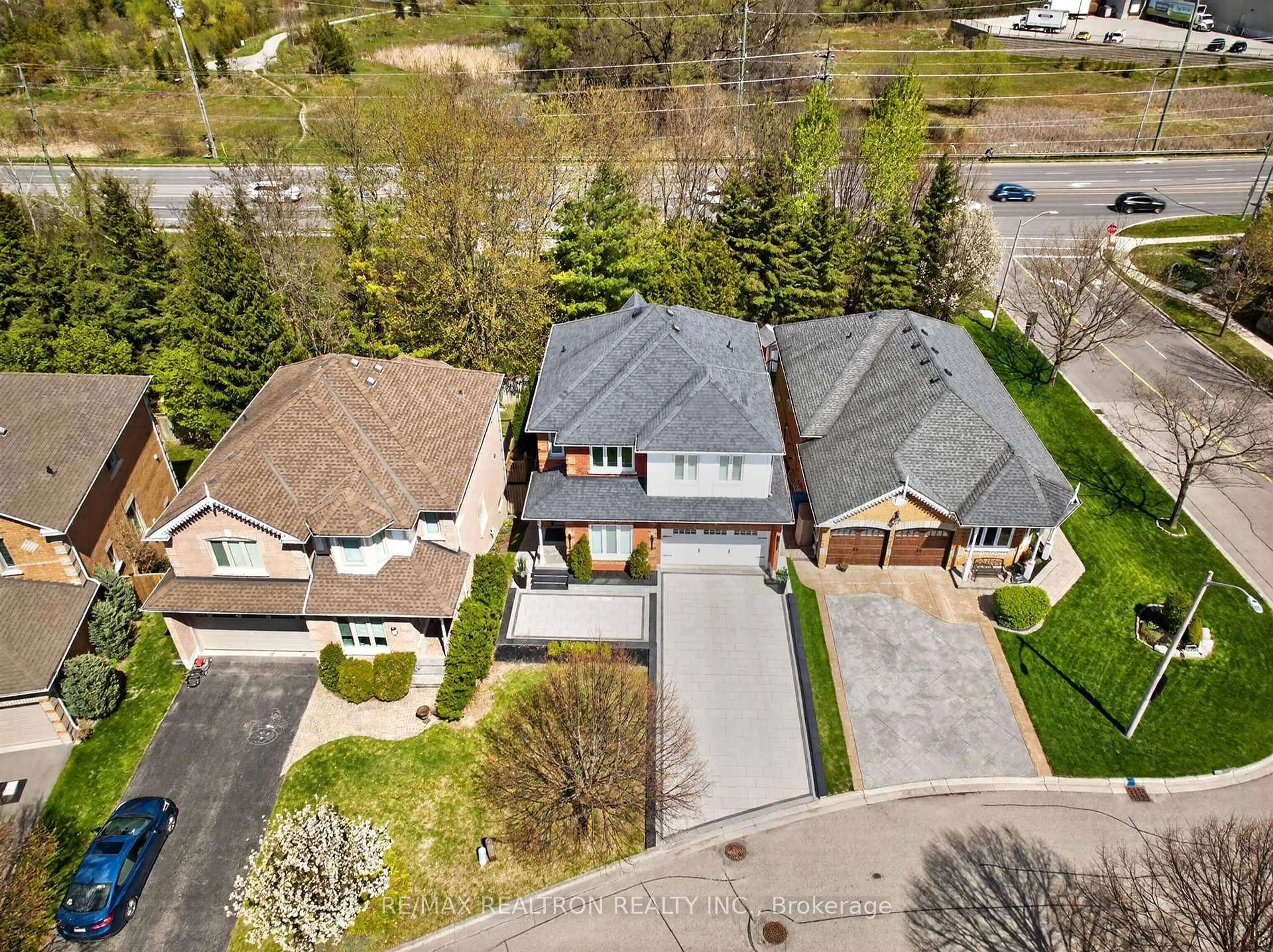 A pic from outside/outdoor area/front of a property/back of a property/a pic from drone, street for 5 Yvonne Pl, Aurora Ontario L4G 7E5