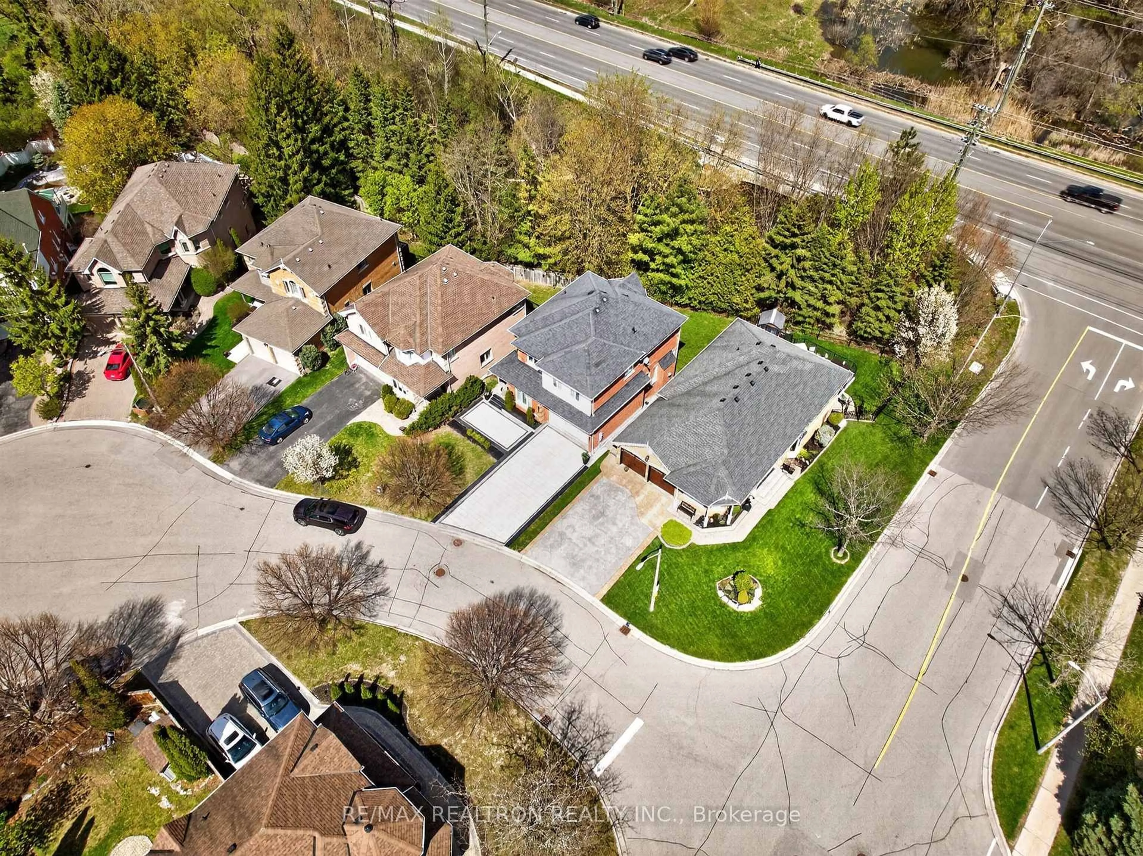 A pic from outside/outdoor area/front of a property/back of a property/a pic from drone, street for 5 Yvonne Pl, Aurora Ontario L4G 7E5