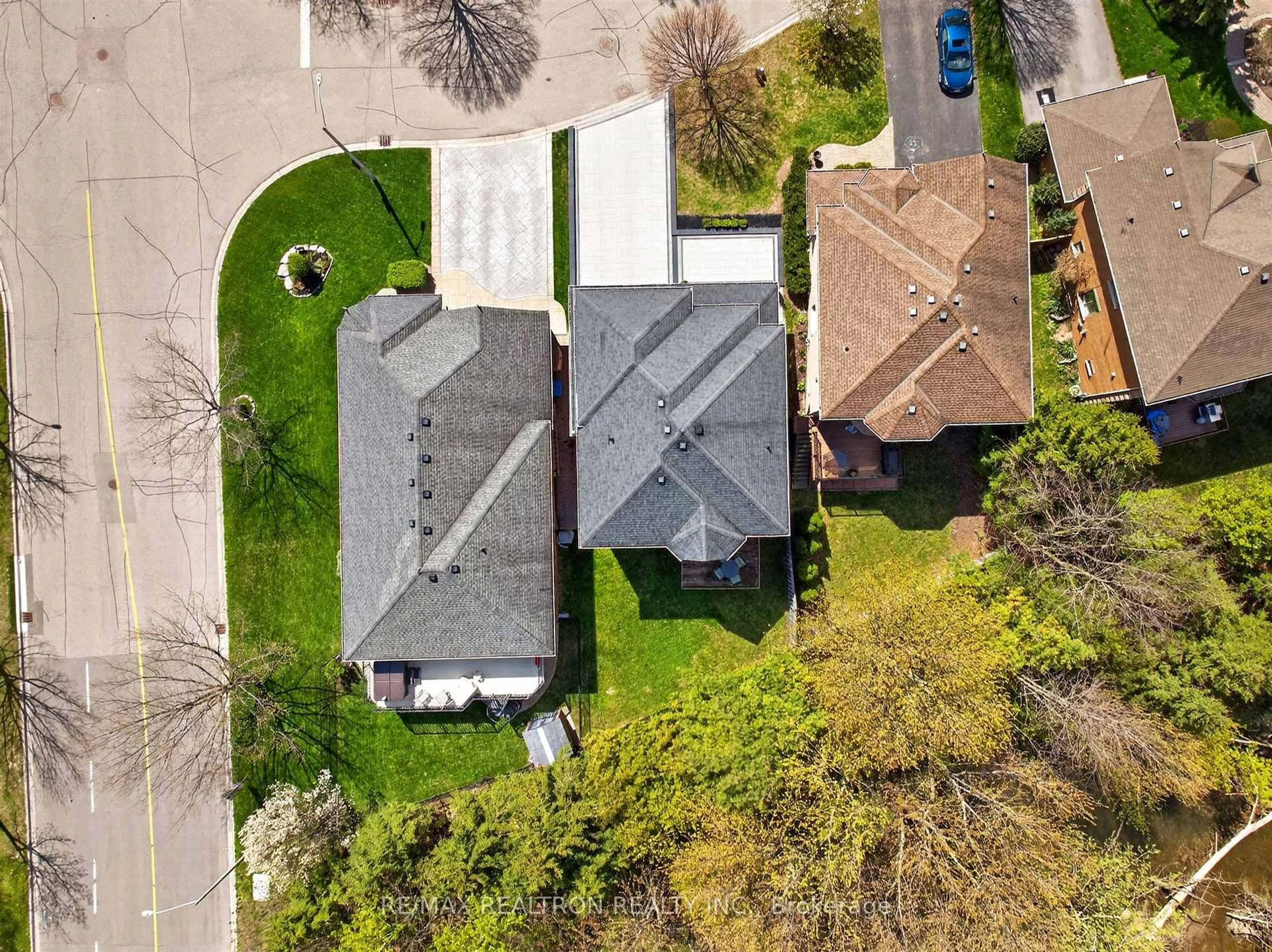 A pic from outside/outdoor area/front of a property/back of a property/a pic from drone, street for 5 Yvonne Pl, Aurora Ontario L4G 7E5
