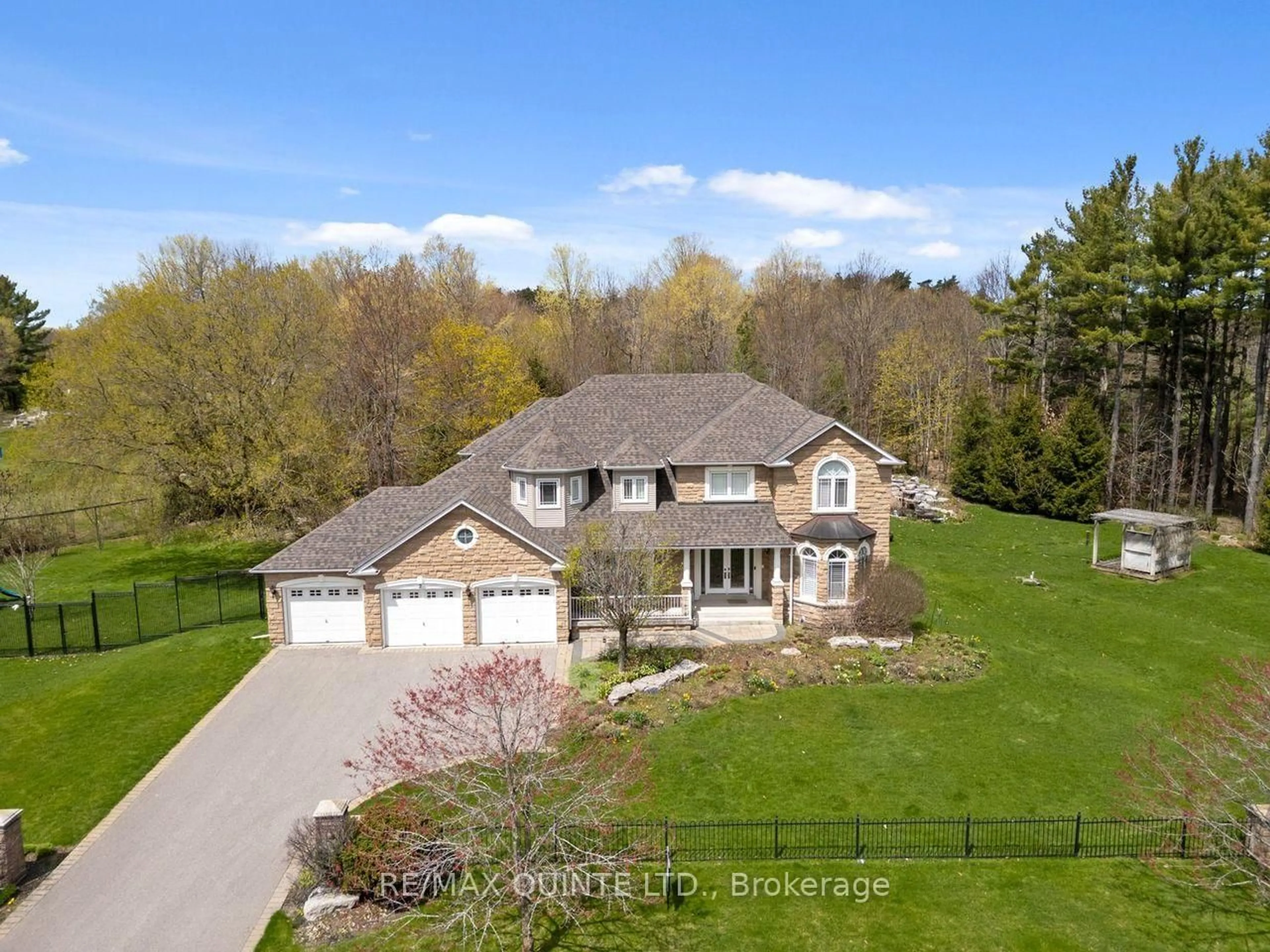 A pic from outside/outdoor area/front of a property/back of a property/a pic from drone, street for 2 Treeview Ave, Whitchurch-Stouffville Ontario L4A 1R1