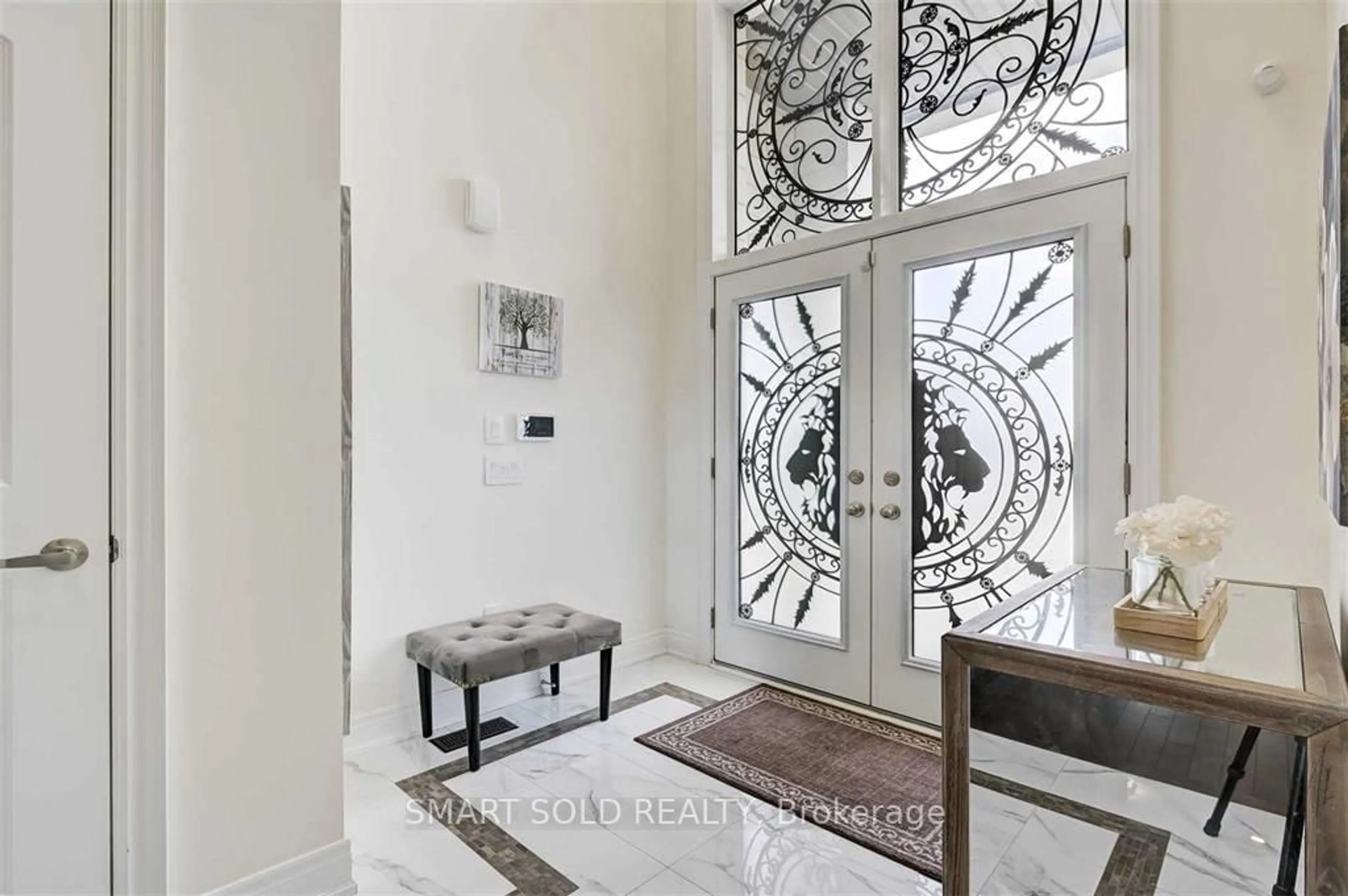 Indoor entryway for 207 Walter English Dr, East Gwillimbury Ontario L9N 0R8