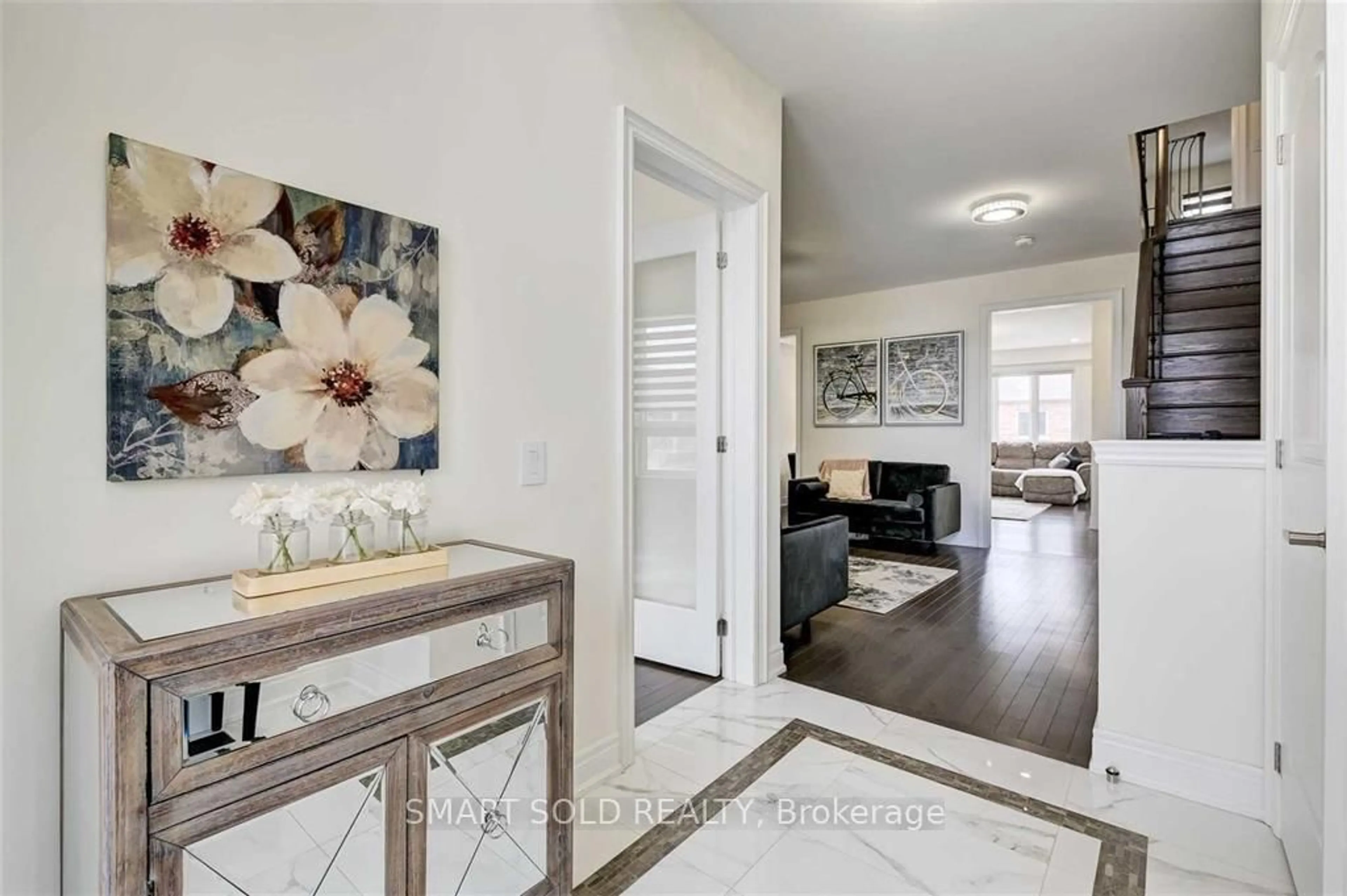 Indoor entryway for 207 Walter English Dr, East Gwillimbury Ontario L9N 0R8