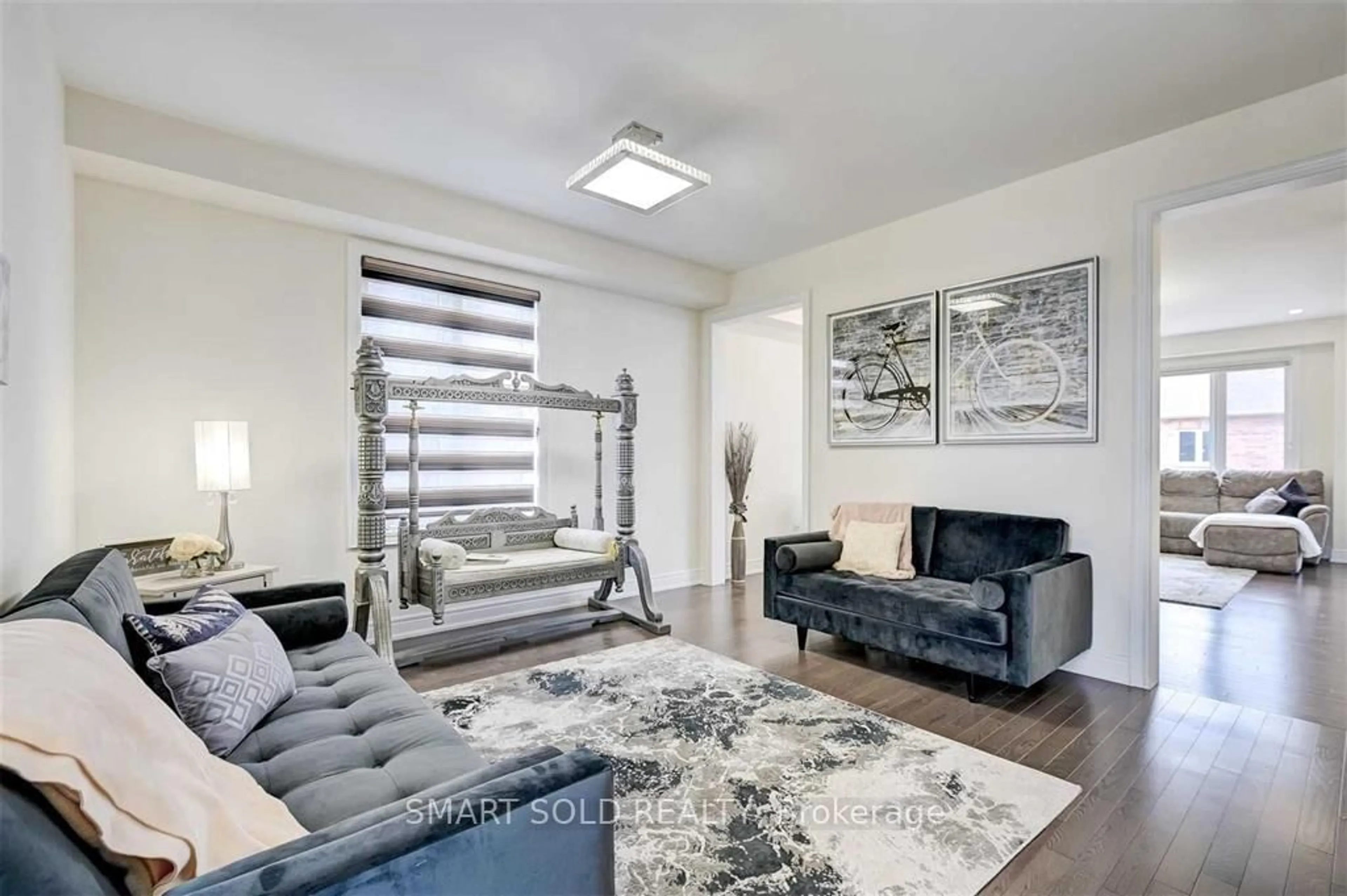 Living room with furniture, unknown for 207 Walter English Dr, East Gwillimbury Ontario L9N 0R8