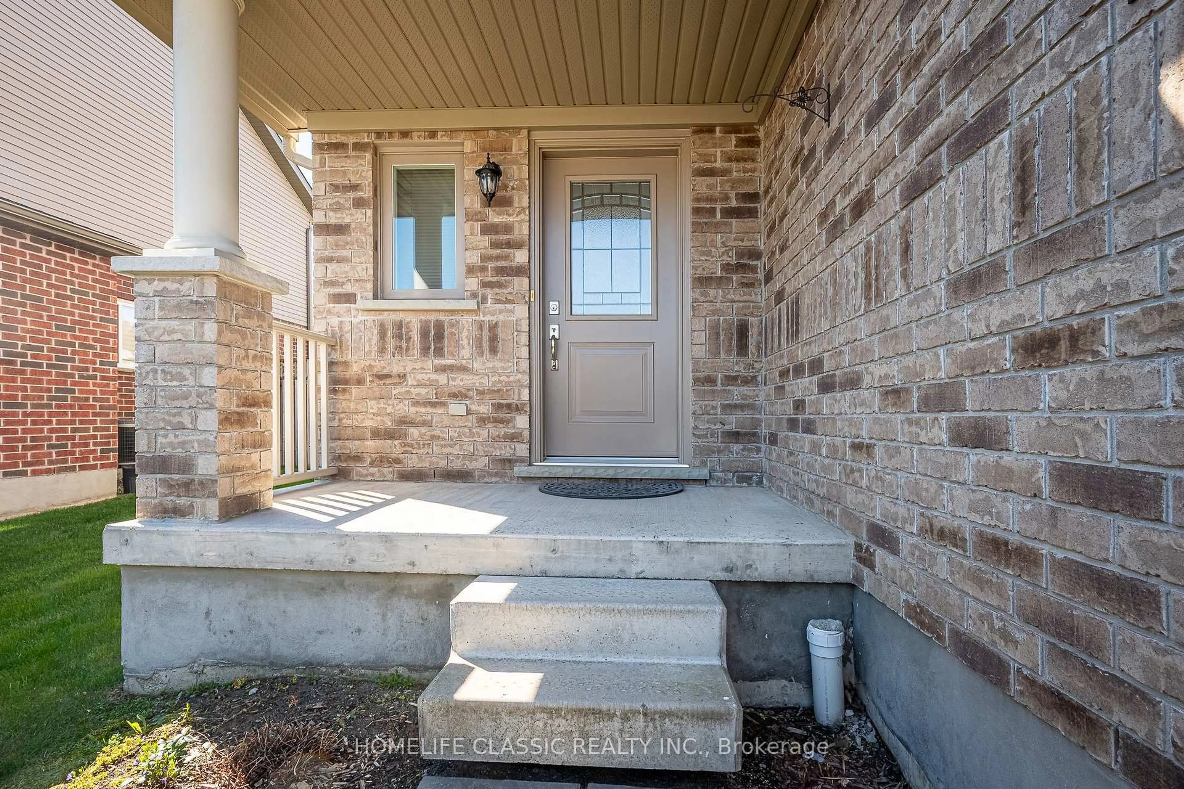 Indoor entryway for 5 IRWIN Cres, New Tecumseth Ontario L9R 0G6