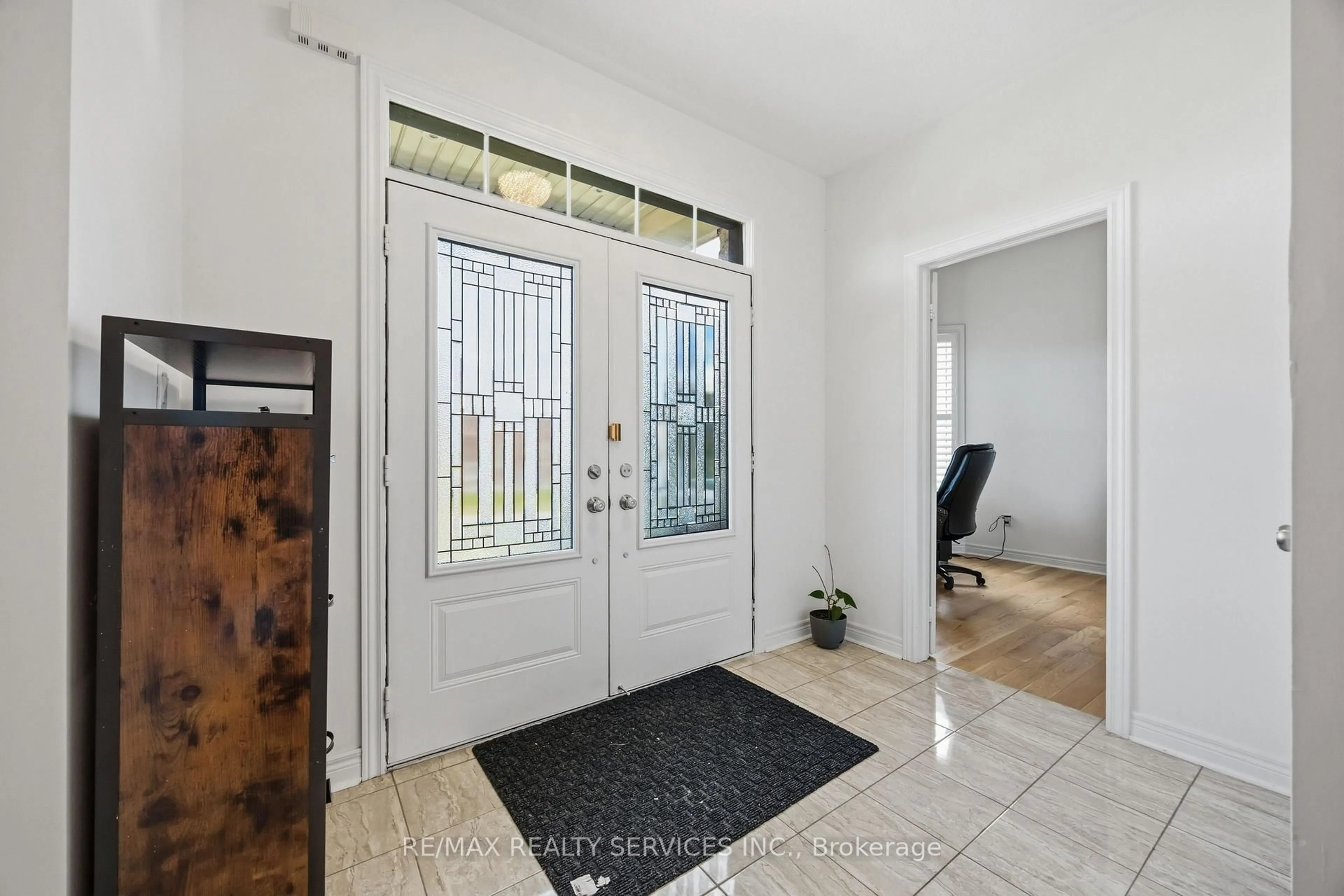 Indoor entryway for 104 Sharpe Cres, New Tecumseth Ontario L0G 1W0