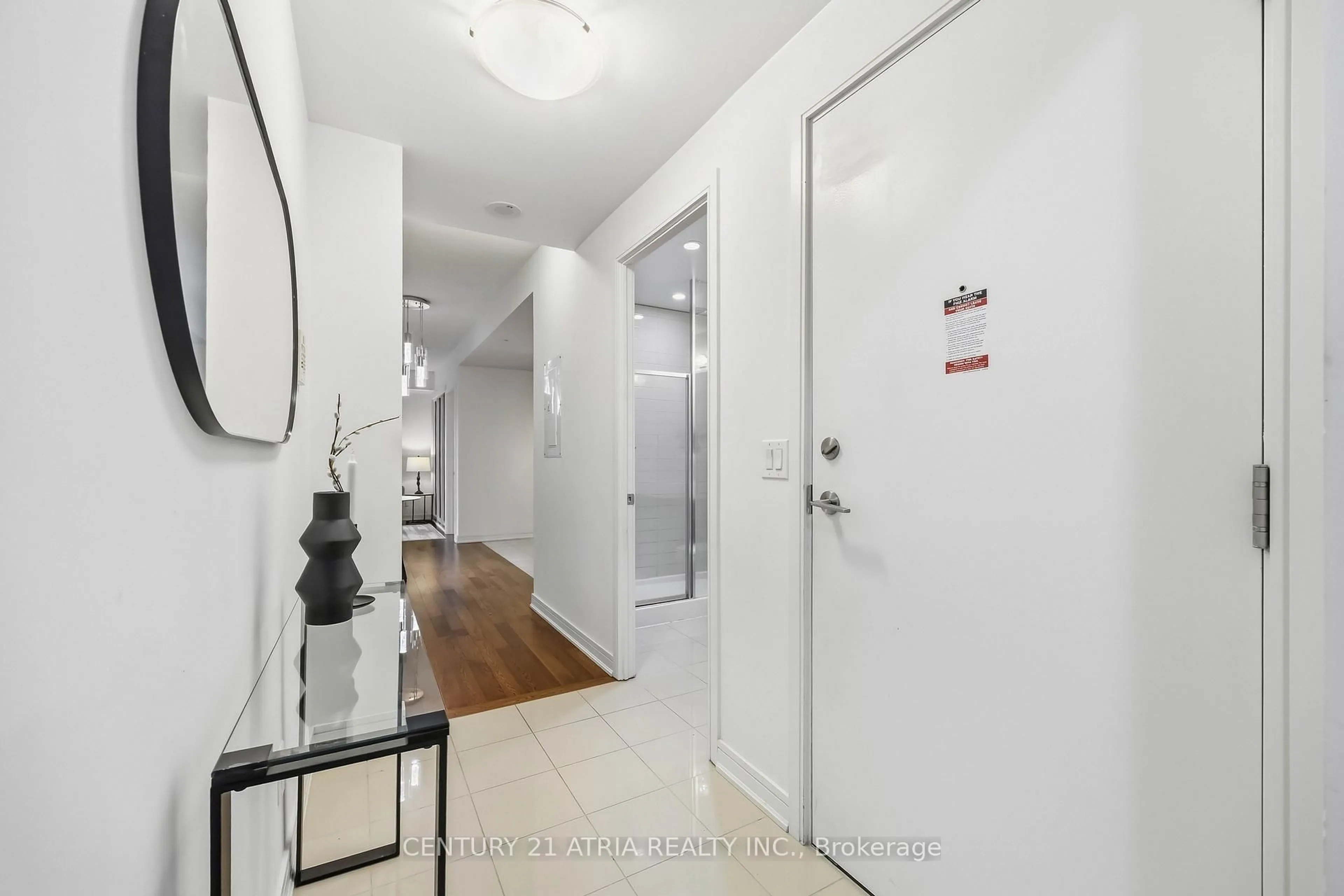 Indoor entryway for 9199 Yonge St #518, Richmond Hill Ontario L4C 1H7