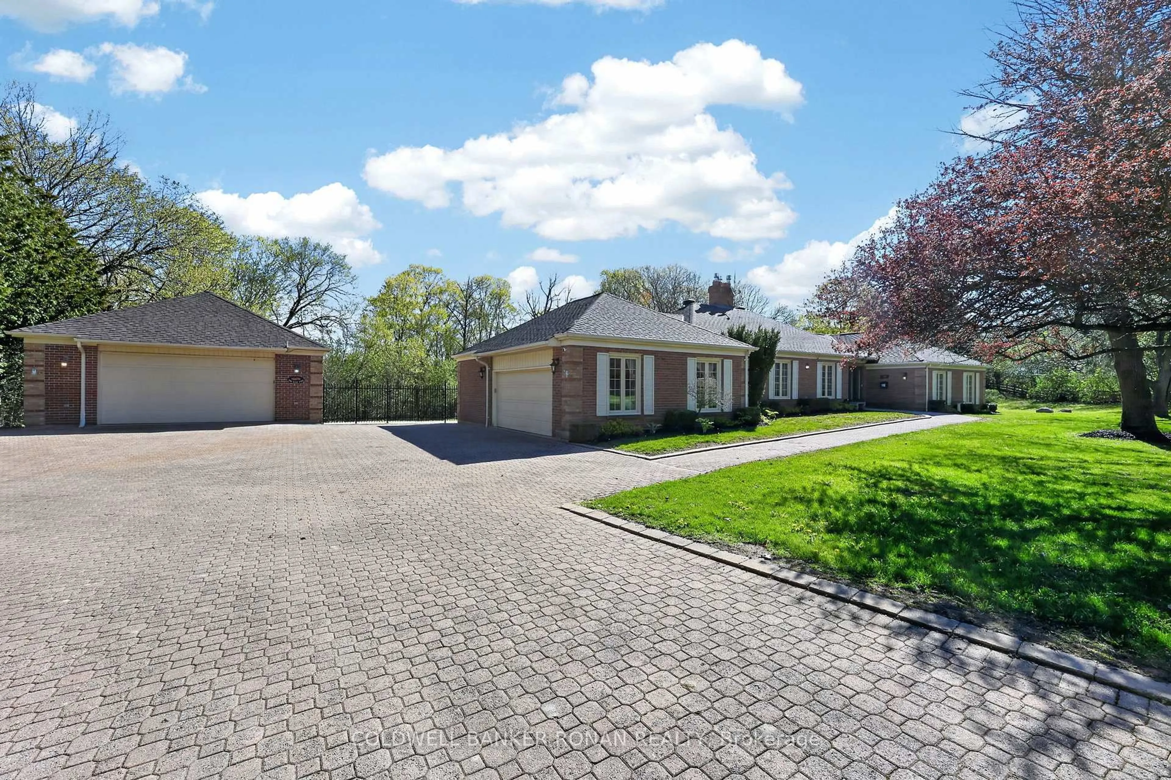 A pic from outside/outdoor area/front of a property/back of a property/a pic from drone, street for 12 Themer Crt, New Tecumseth Ontario L0G 1W0