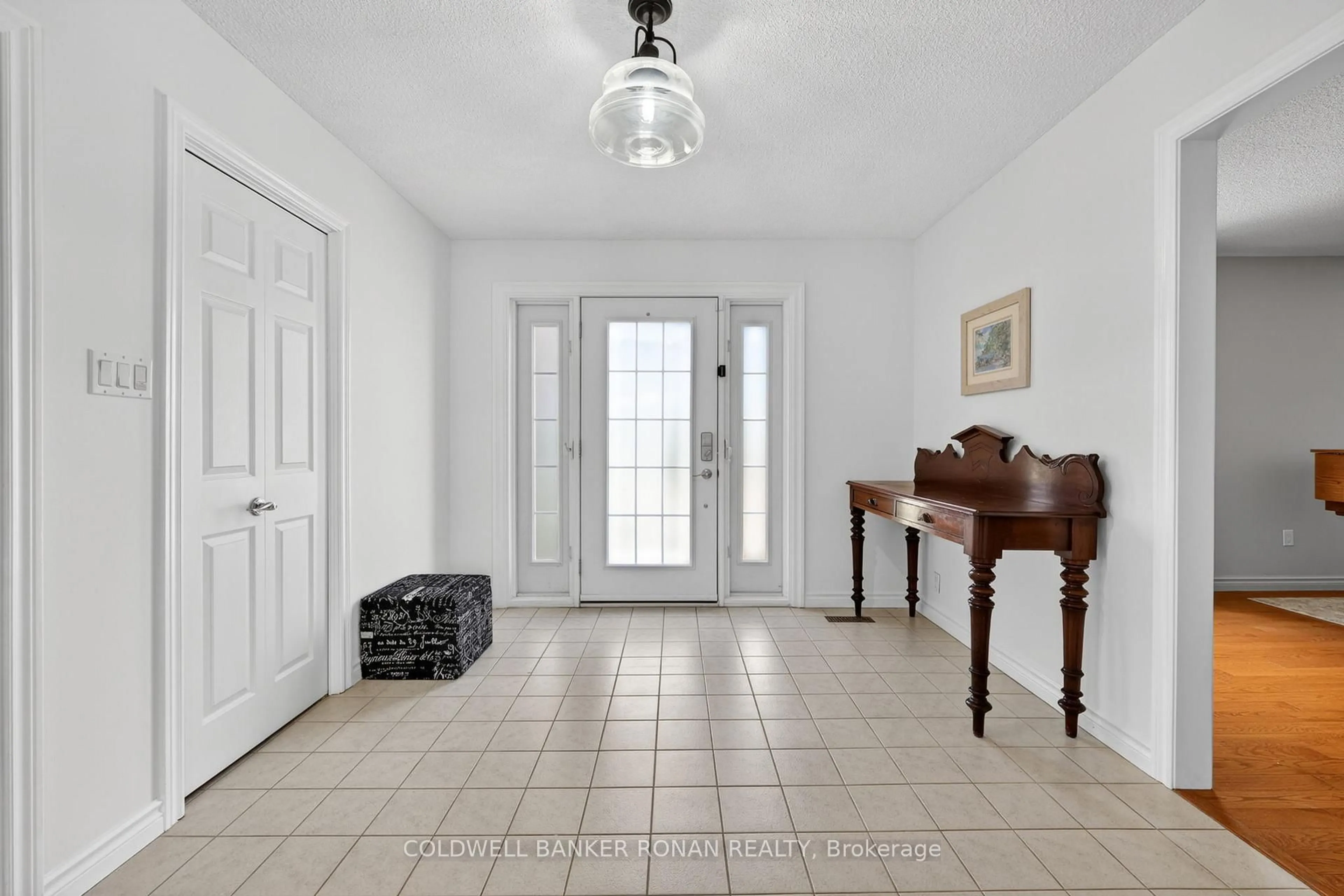 Indoor entryway for 12 Themer Crt, New Tecumseth Ontario L0G 1W0