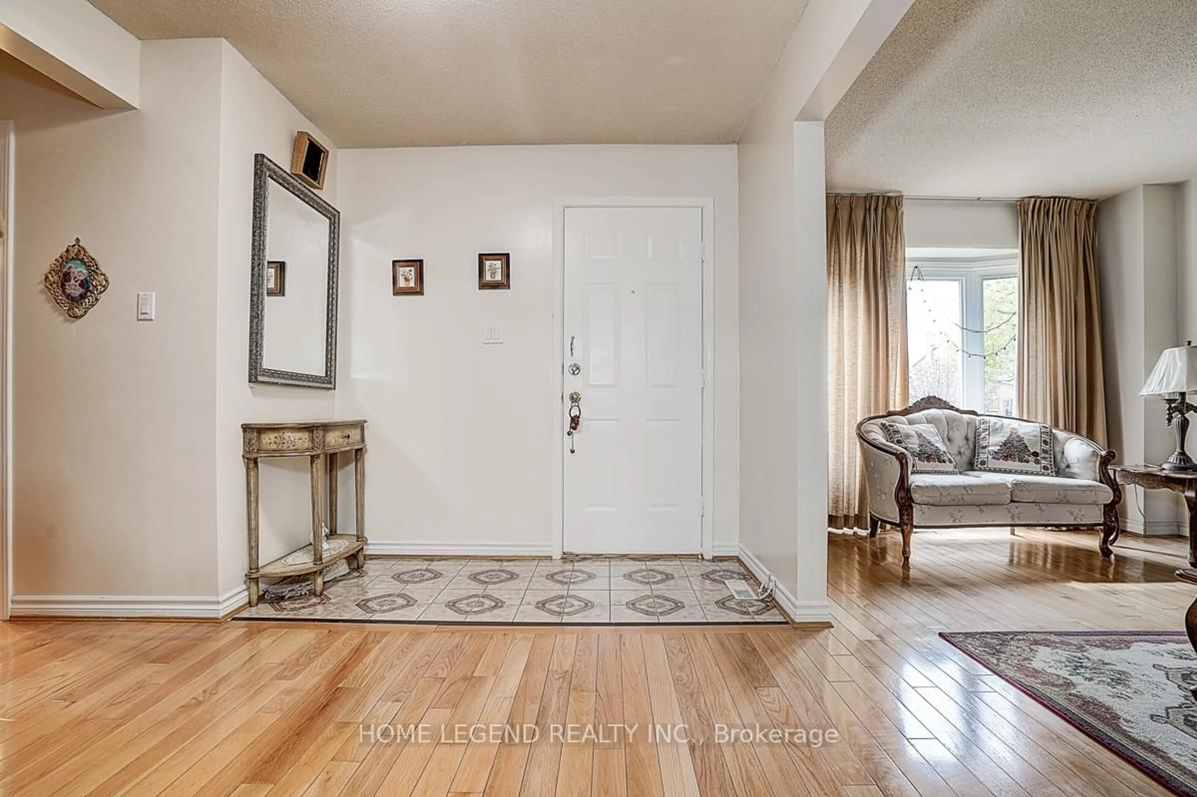Indoor entryway for 142 Highgate Dr, Markham Ontario L3R 3S4