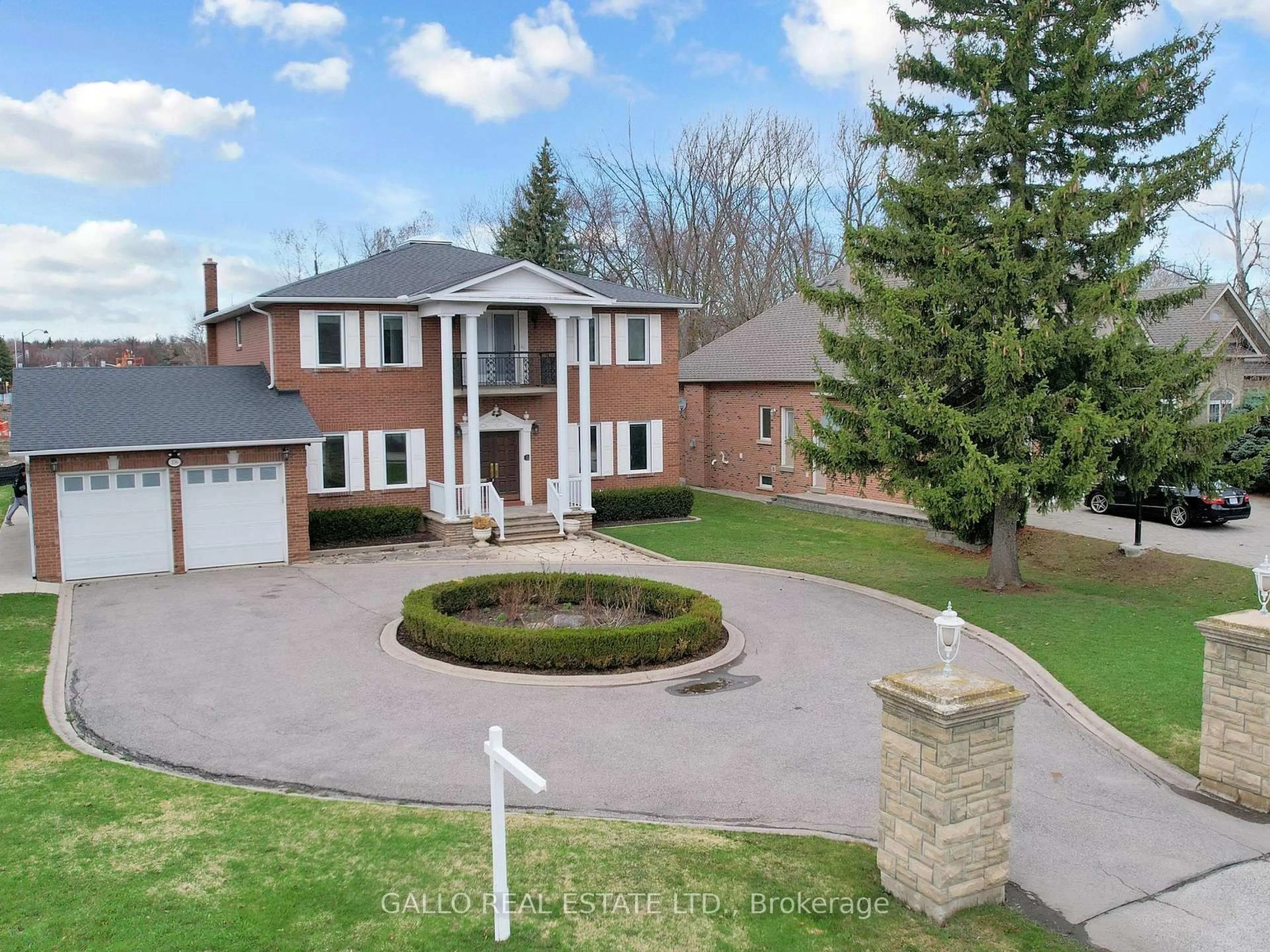 A pic from outside/outdoor area/front of a property/back of a property/a pic from drone, street for 106 Duncan Rd, Richmond Hill Ontario L4C 6J7