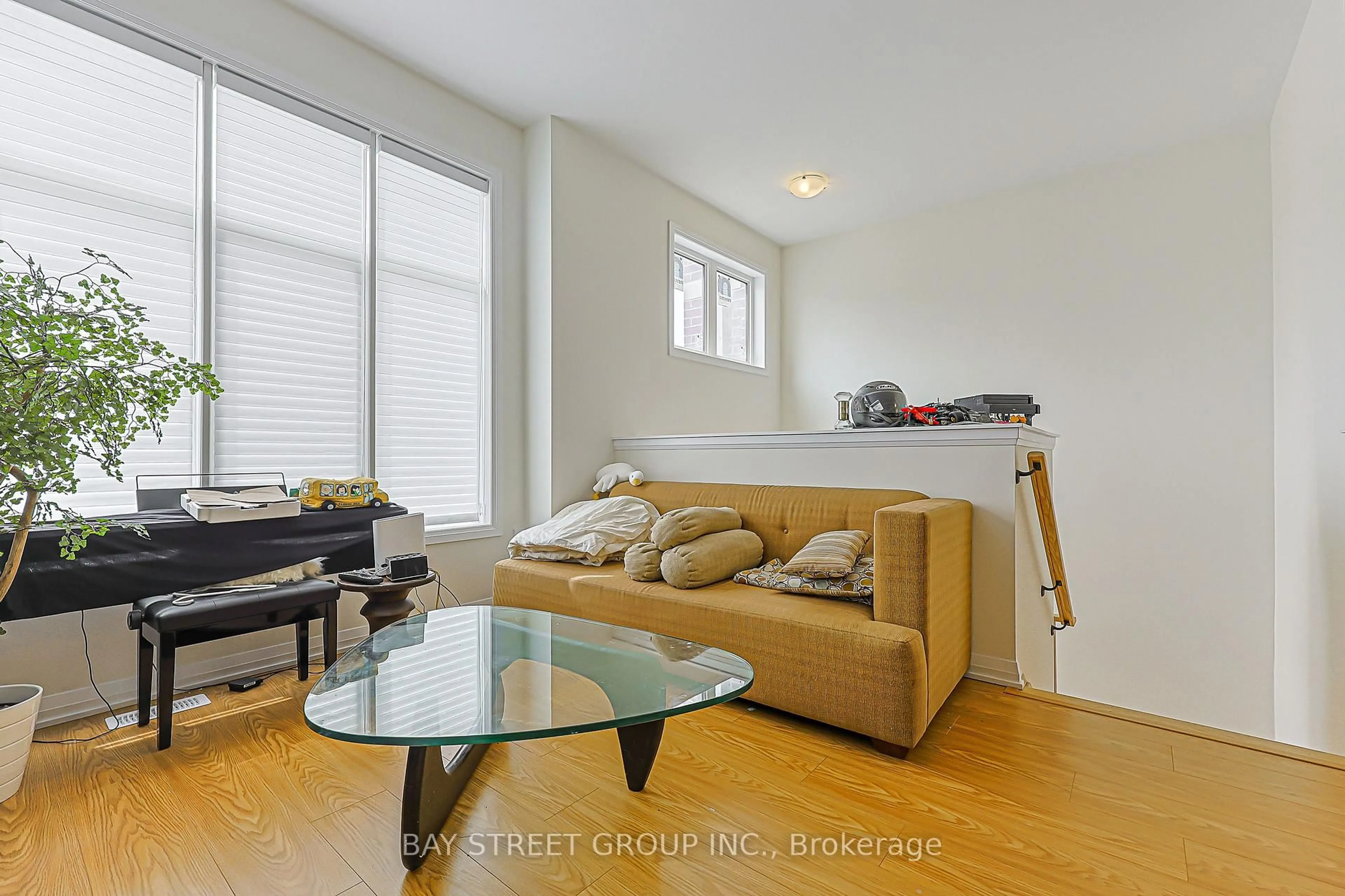Living room with furniture, unknown for 44 Seine Lane, Richmond Hill Ontario L4S 0P9