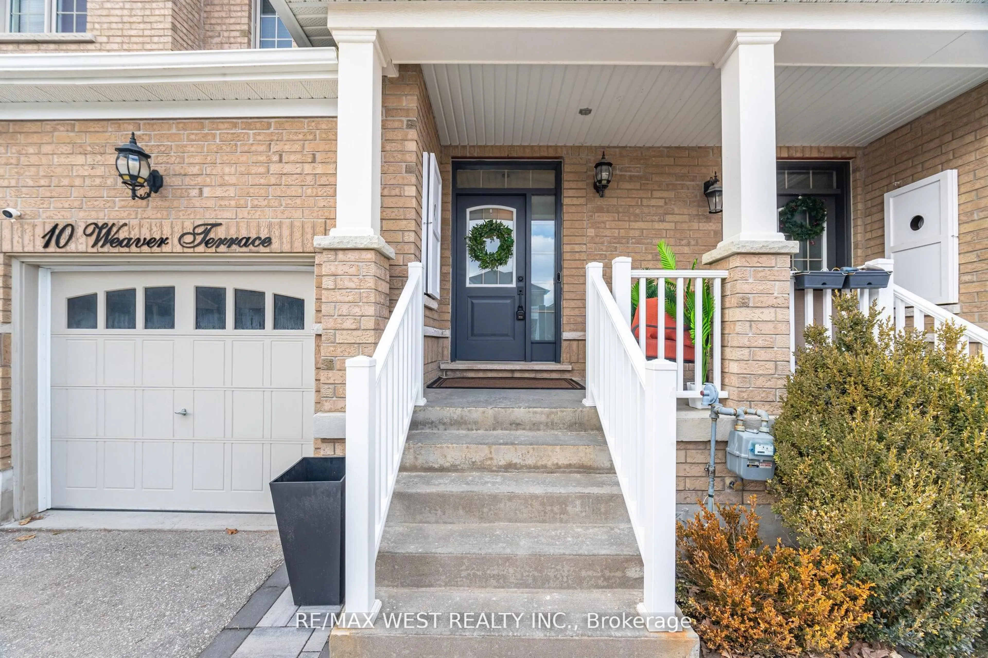 Indoor entryway for 10 Weaver Terr, New Tecumseth Ontario L0G 1W0