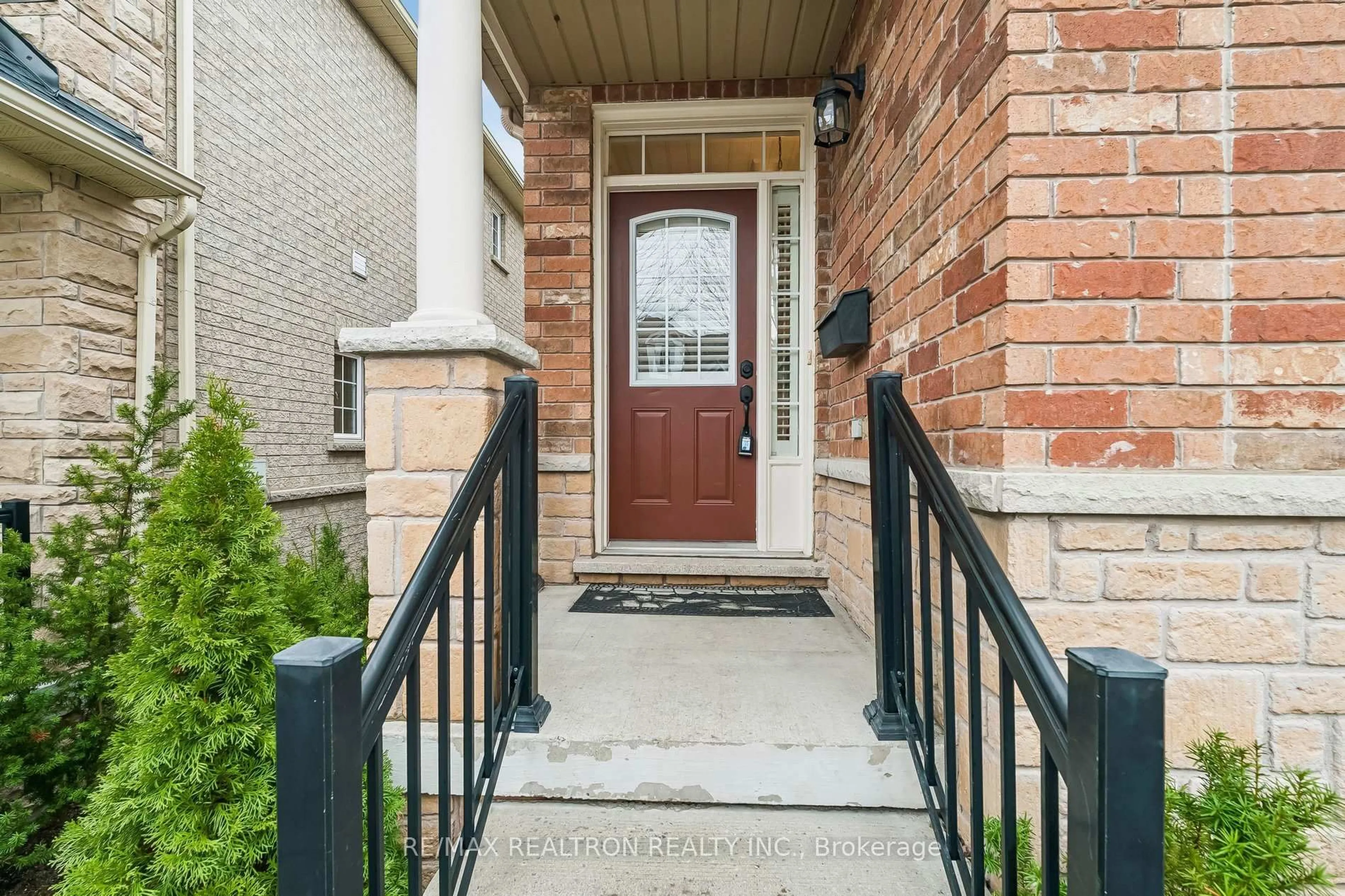 Indoor entryway for 578 Tapestry Lane #14, Newmarket Ontario L3X 3C9