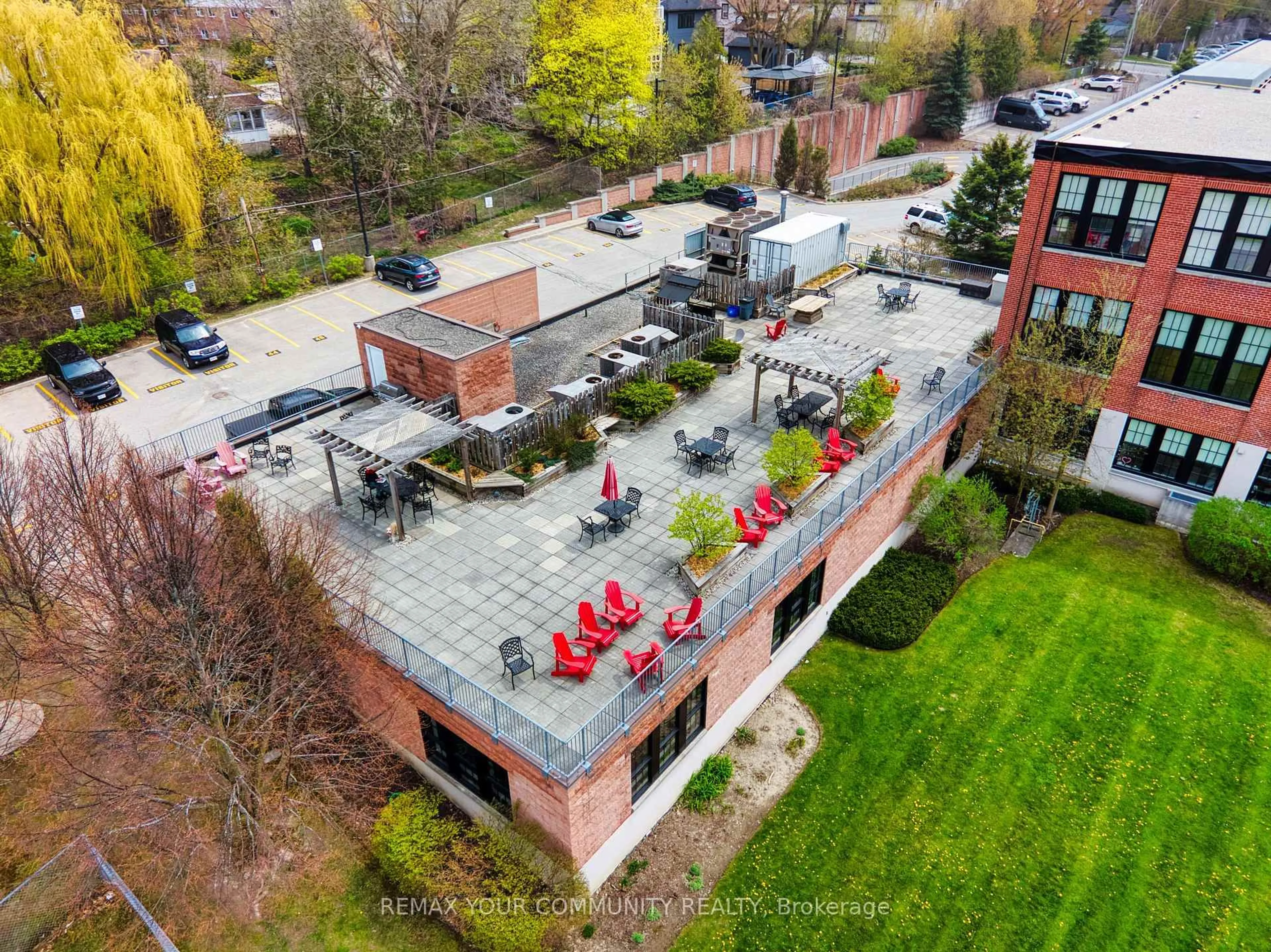 A pic from outside/outdoor area/front of a property/back of a property/a pic from drone, building for 543 Timothy St #302, Newmarket Ontario L3Y 1R1