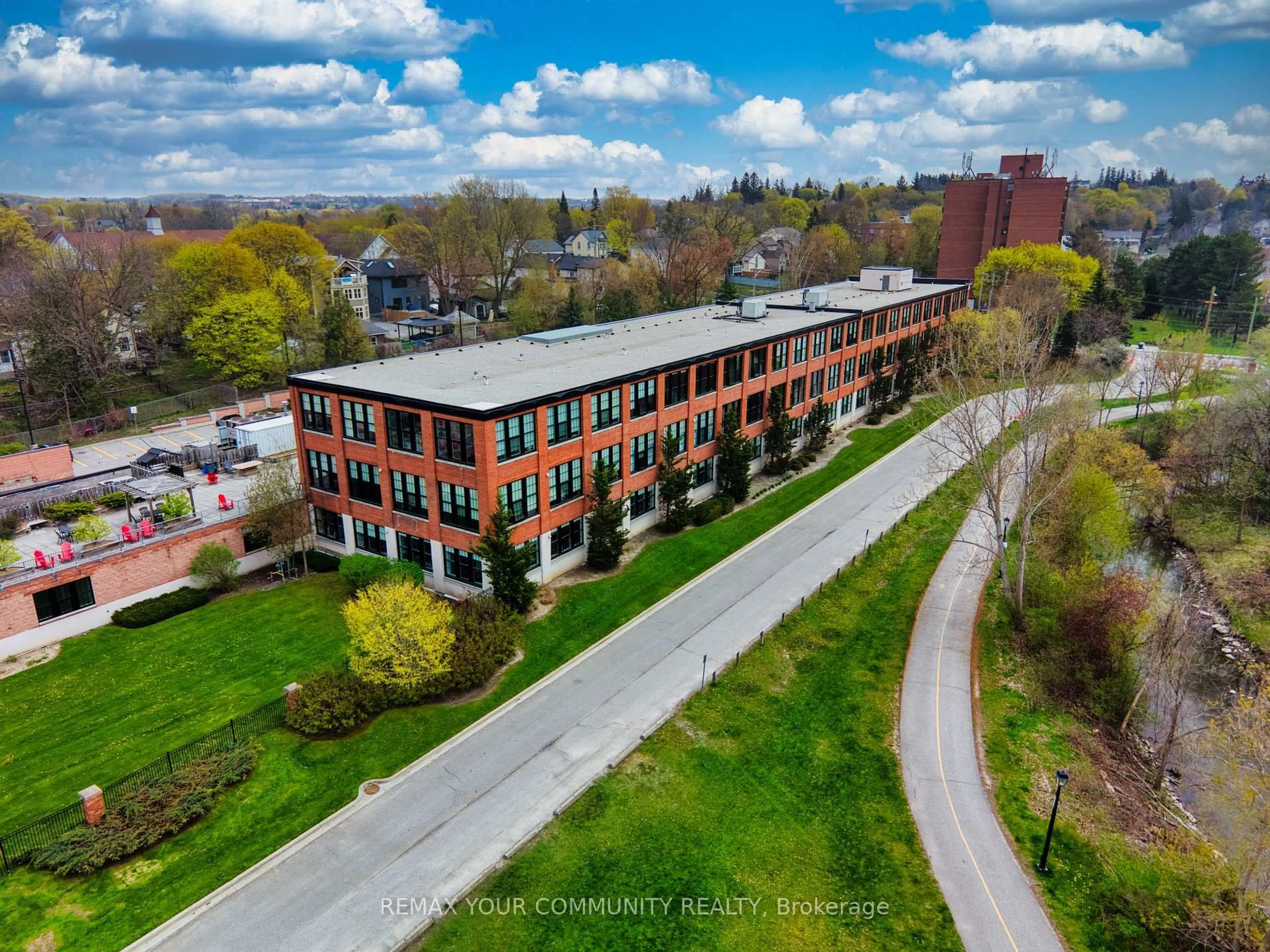 A pic from outside/outdoor area/front of a property/back of a property/a pic from drone, building for 543 Timothy St #302, Newmarket Ontario L3Y 1R1
