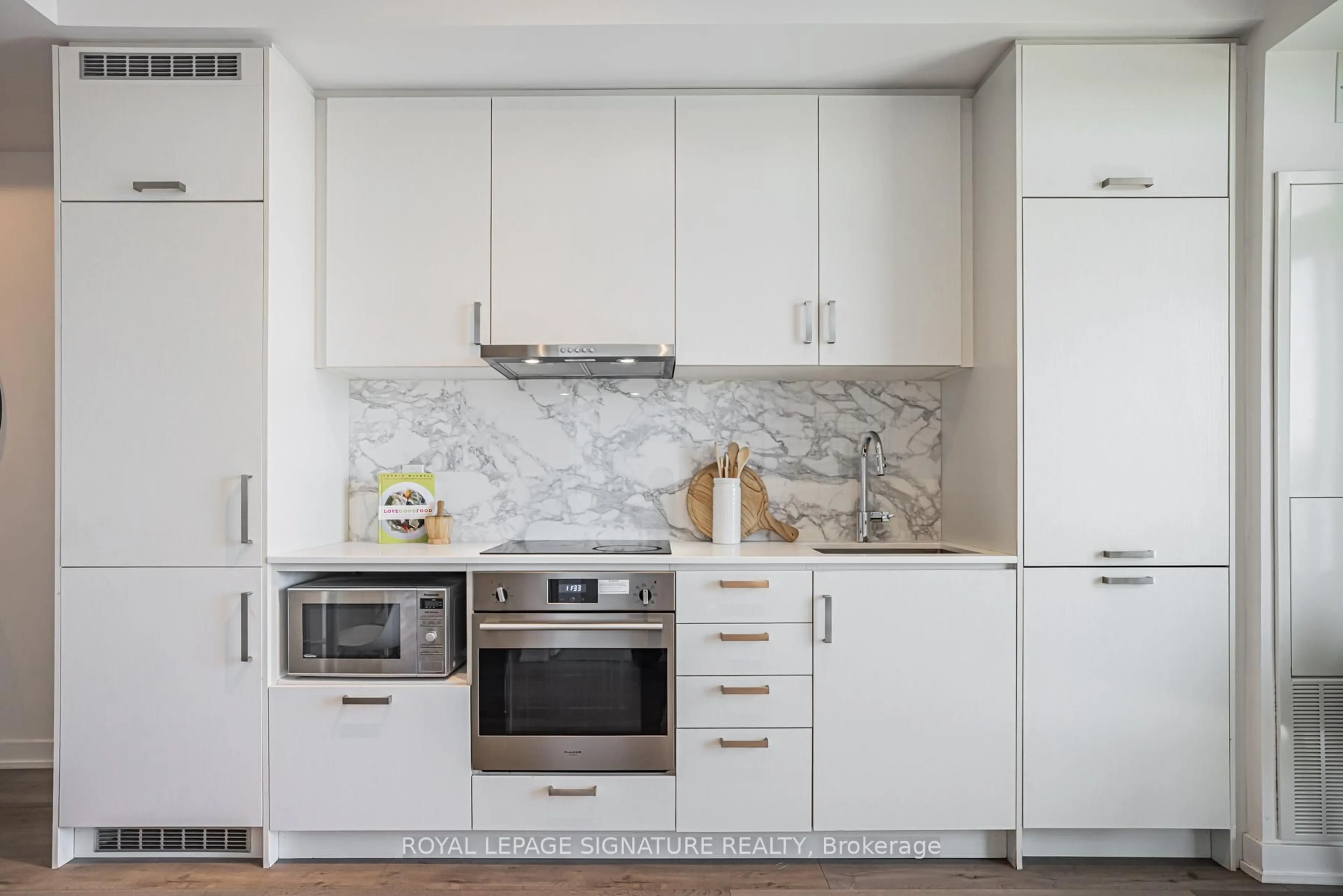 Contemporary kitchen, unknown for 60 Honeycrisp Cres #618, Vaughan Ontario L4K 0N5