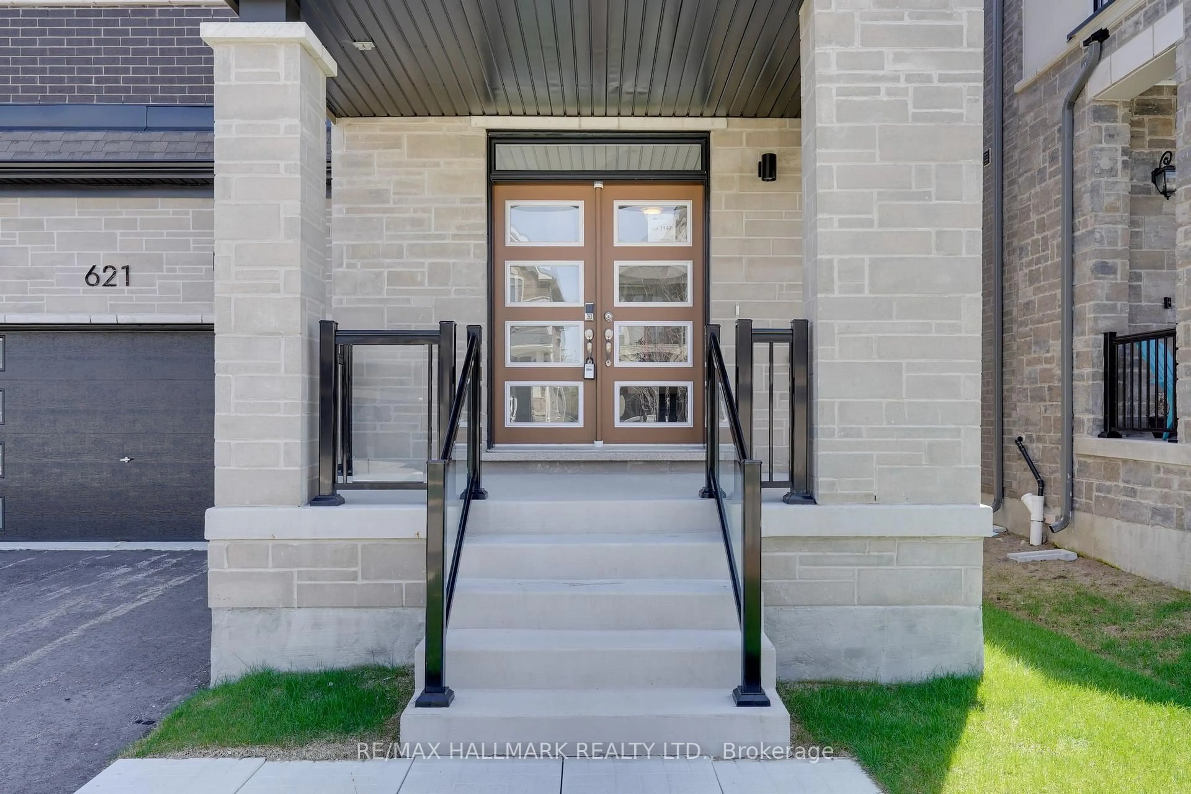 Indoor entryway for 621 Mika St, Innisfil Ontario L9S 0S2