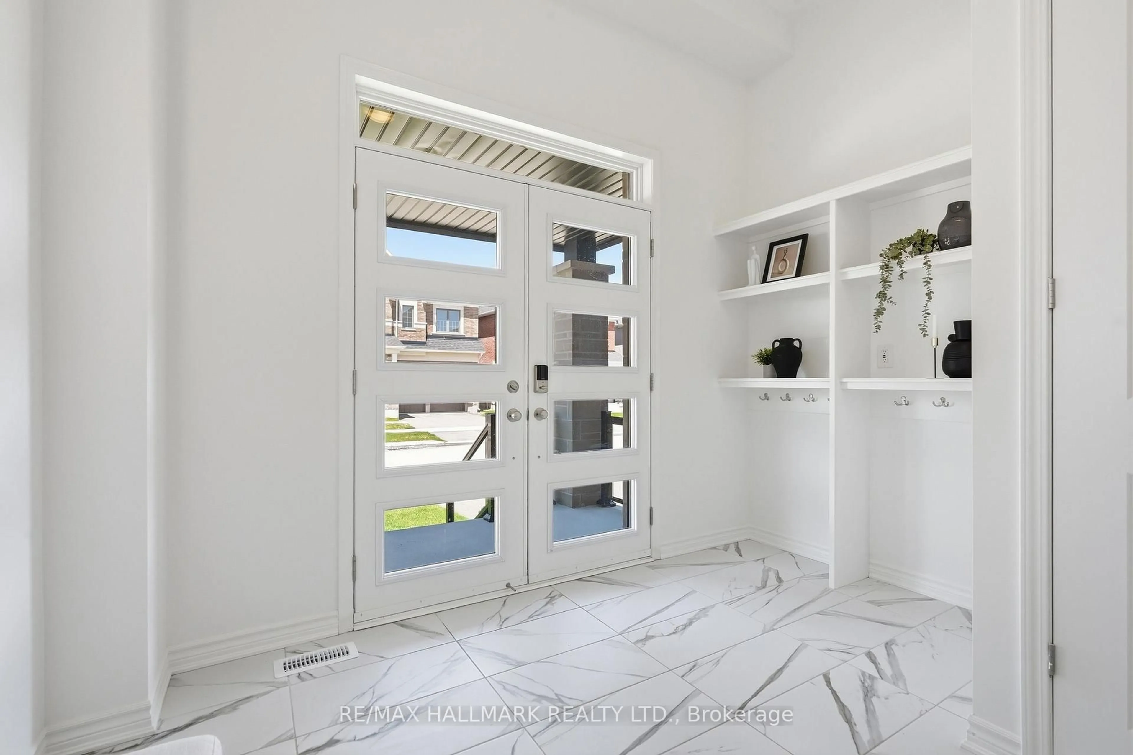 Indoor entryway for 621 Mika St, Innisfil Ontario L9S 0S2