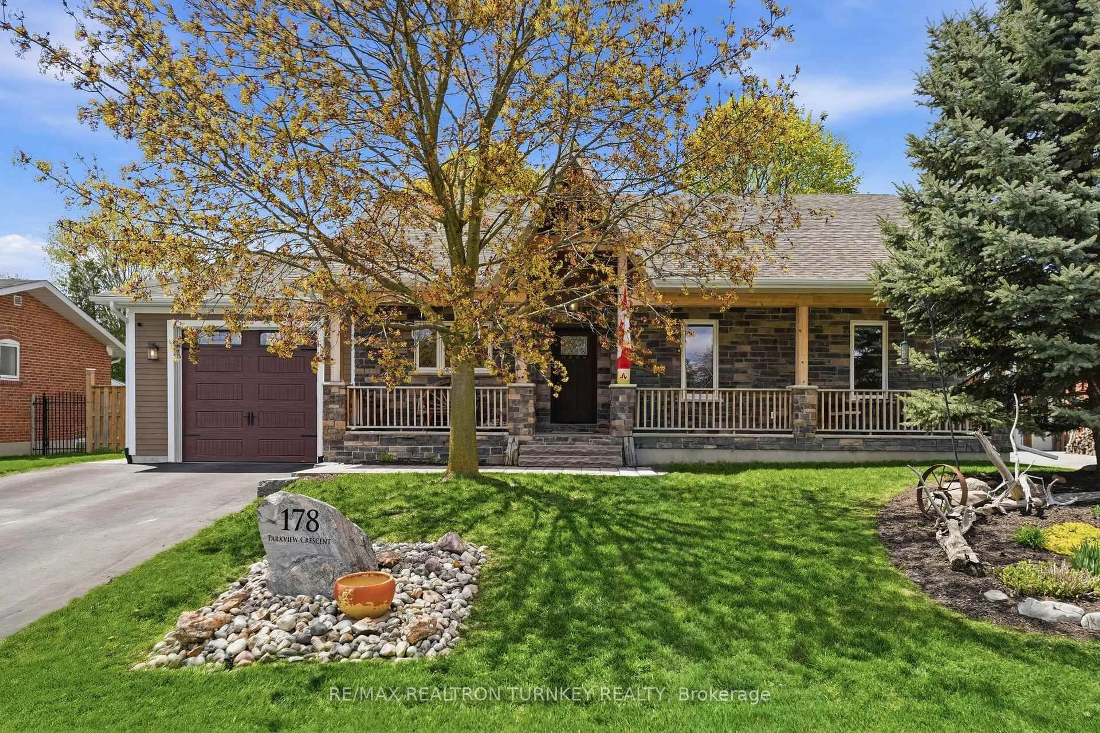 Home with brick exterior material, street for 178 Parkview Cres, Newmarket Ontario L3Y 2C8