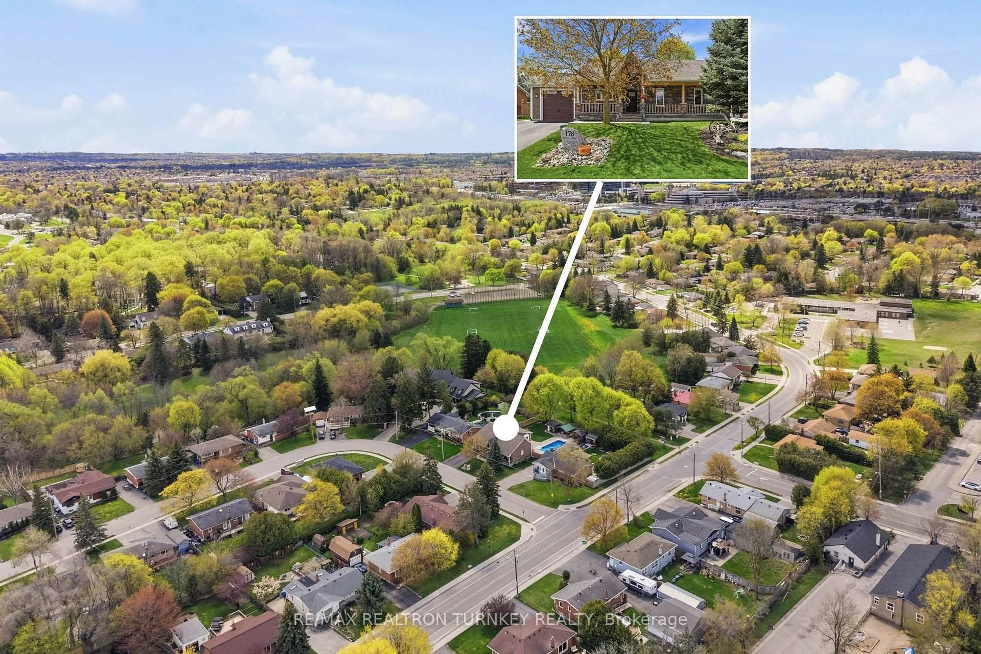 A pic from outside/outdoor area/front of a property/back of a property/a pic from drone, street for 178 Parkview Cres, Newmarket Ontario L3Y 2C8