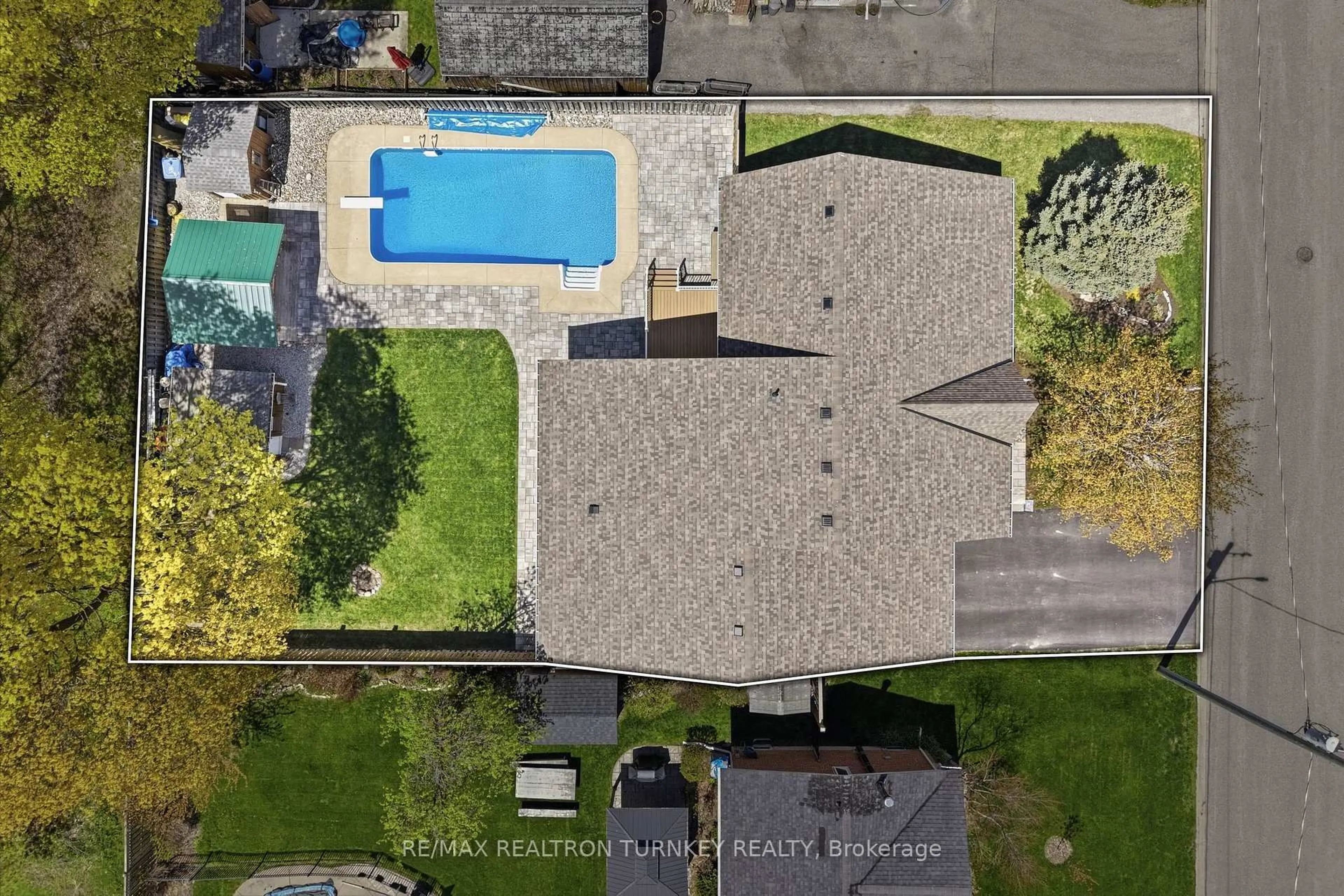 A pic from outside/outdoor area/front of a property/back of a property/a pic from drone, unknown for 178 Parkview Cres, Newmarket Ontario L3Y 2C8