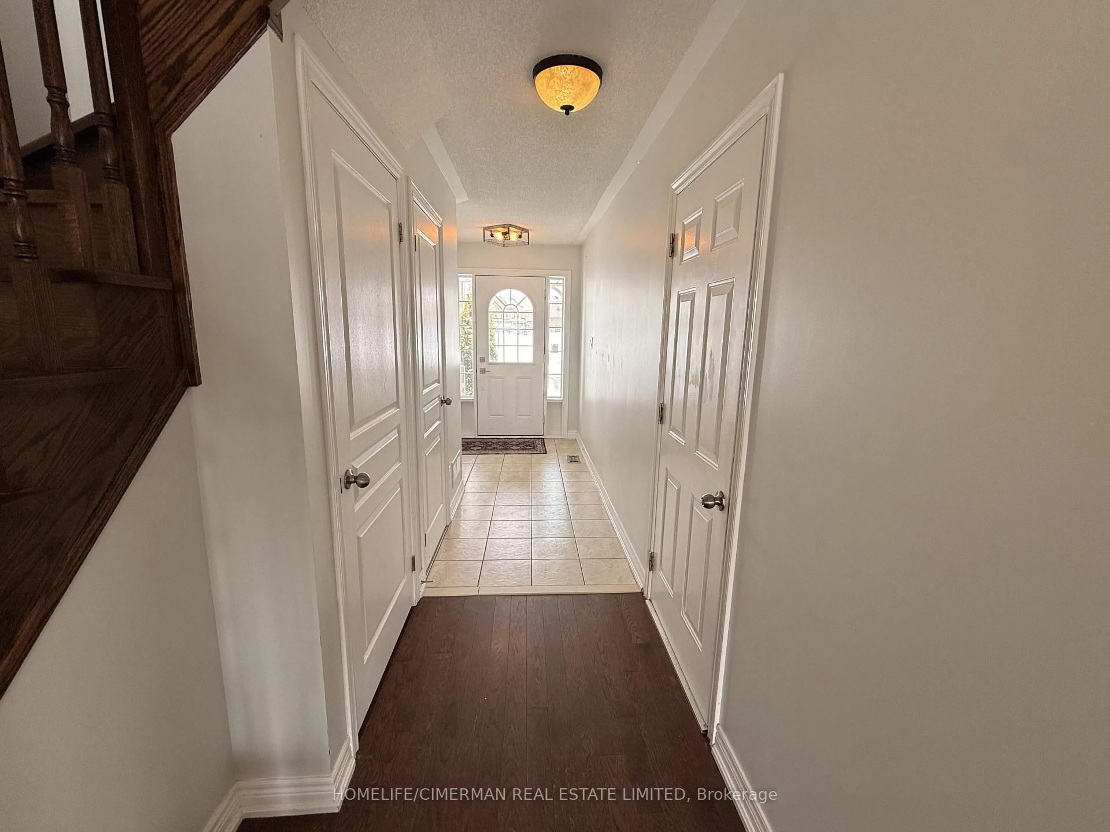 Indoor entryway for 26 Wyndham Circ, Georgina Ontario L0E 1R0