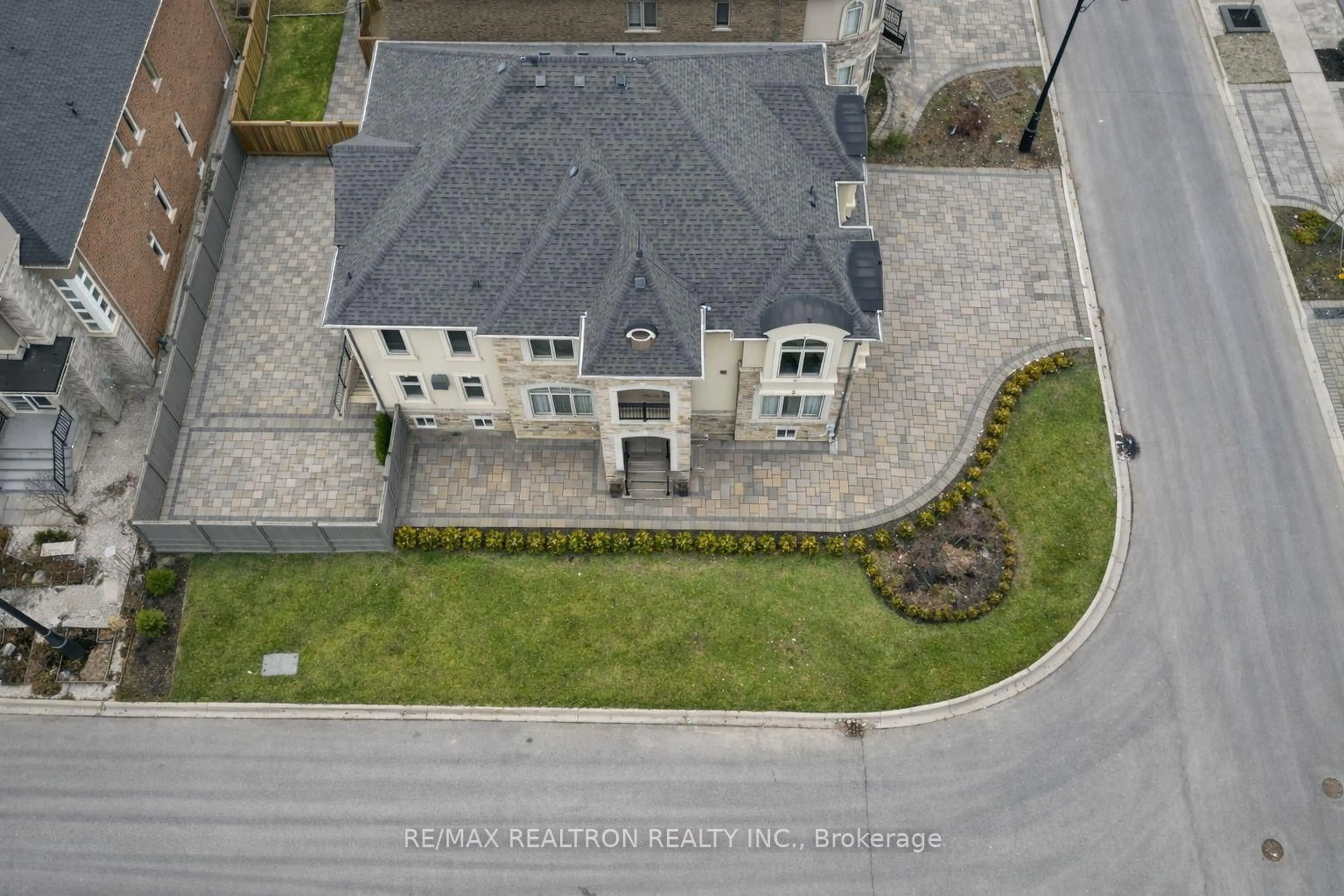 A pic from outside/outdoor area/front of a property/back of a property/a pic from drone, street for 12 Hurst Ave, Vaughan Ontario L6A 4X6