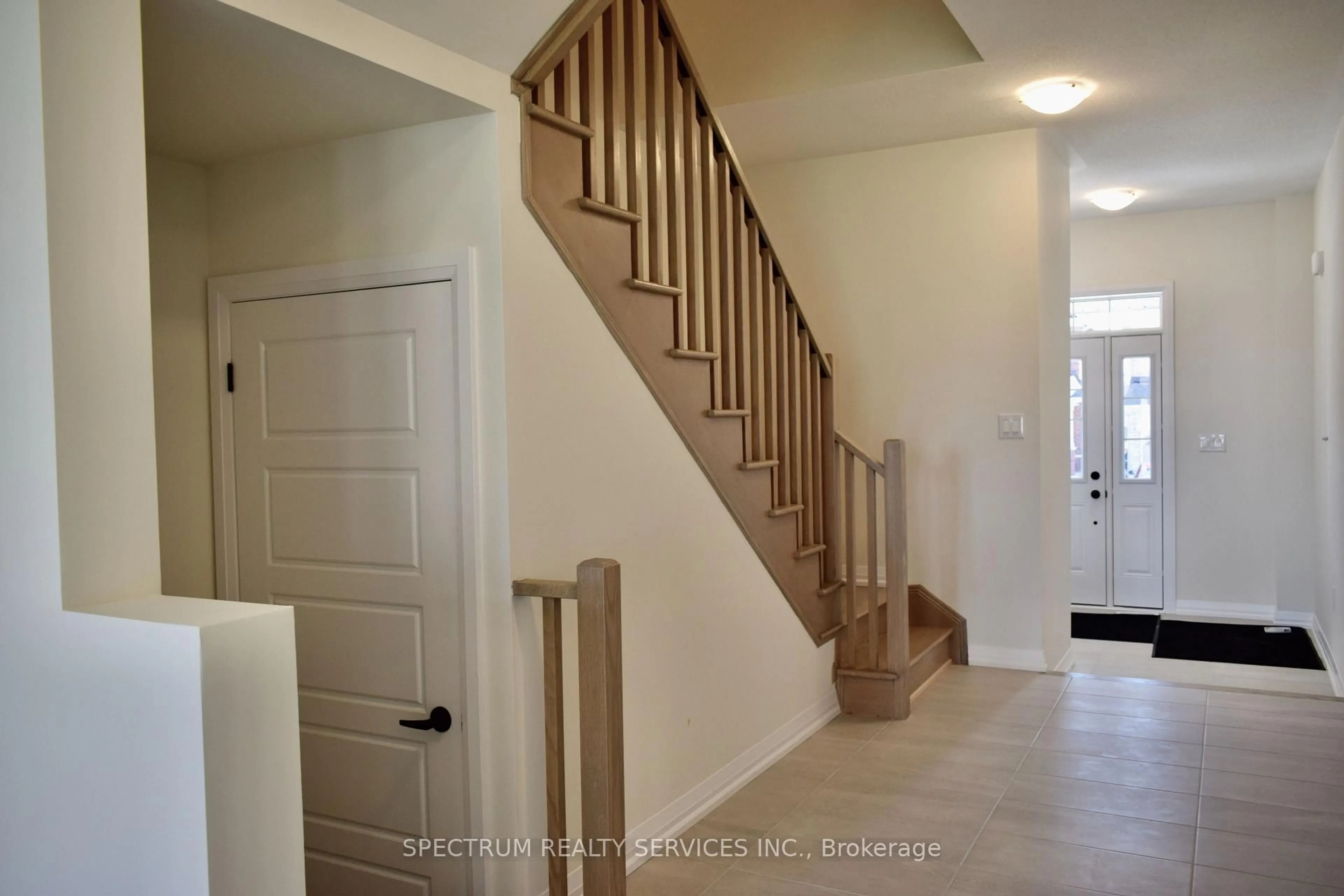 Indoor entryway for 2162 Grainger Loop, Innisfil Ontario L9S 0S6