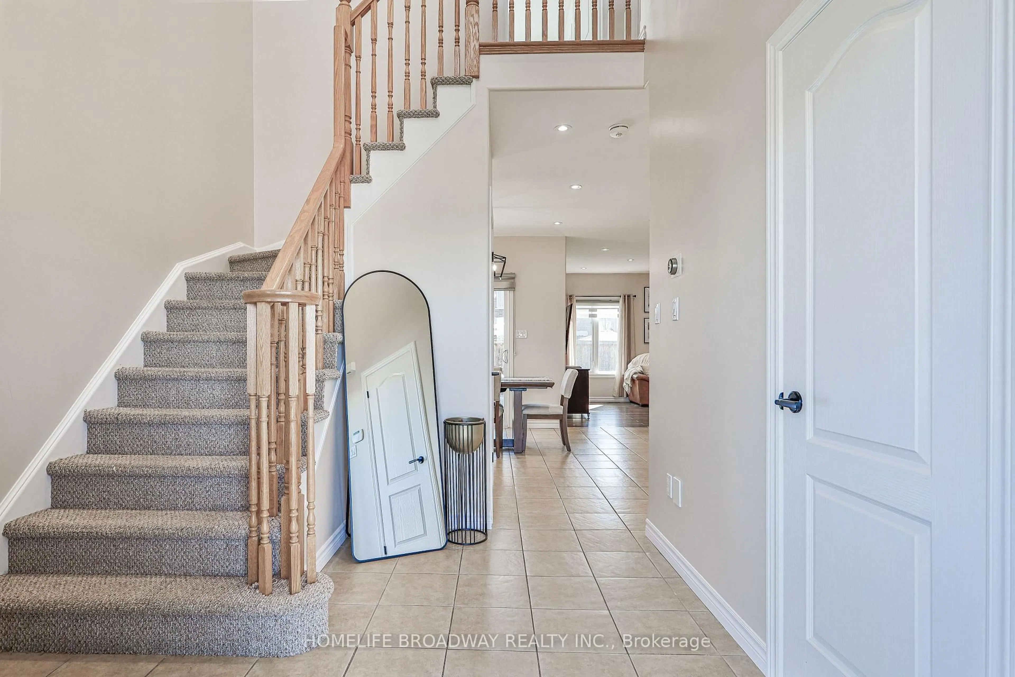 Indoor entryway for 91 James A. Mccague Ave, New Tecumseth Ontario L9R 0G6