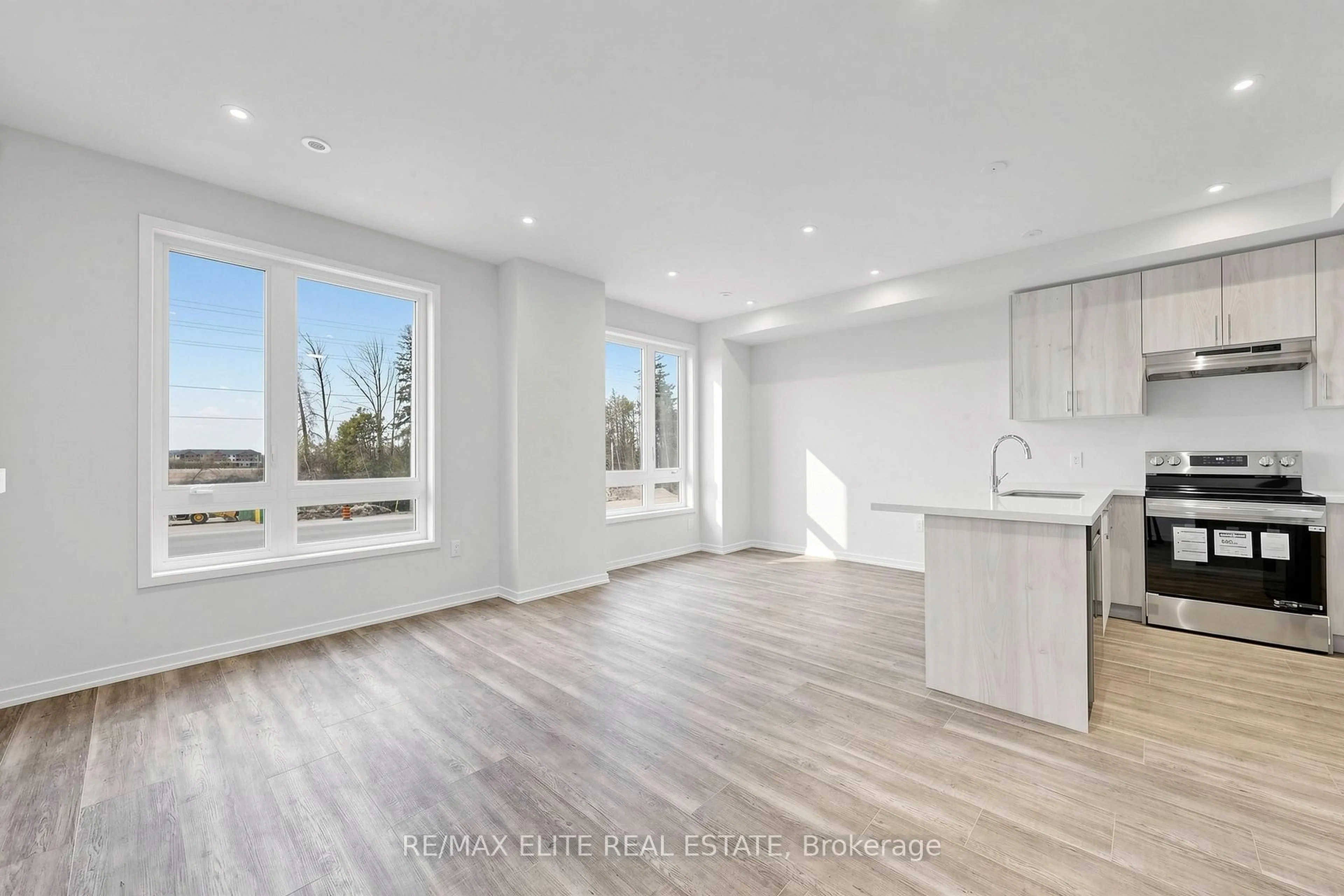Open concept kitchen, wood/laminate floor for 1422 19th Ave, Richmond Hill Ontario L4E 3R9