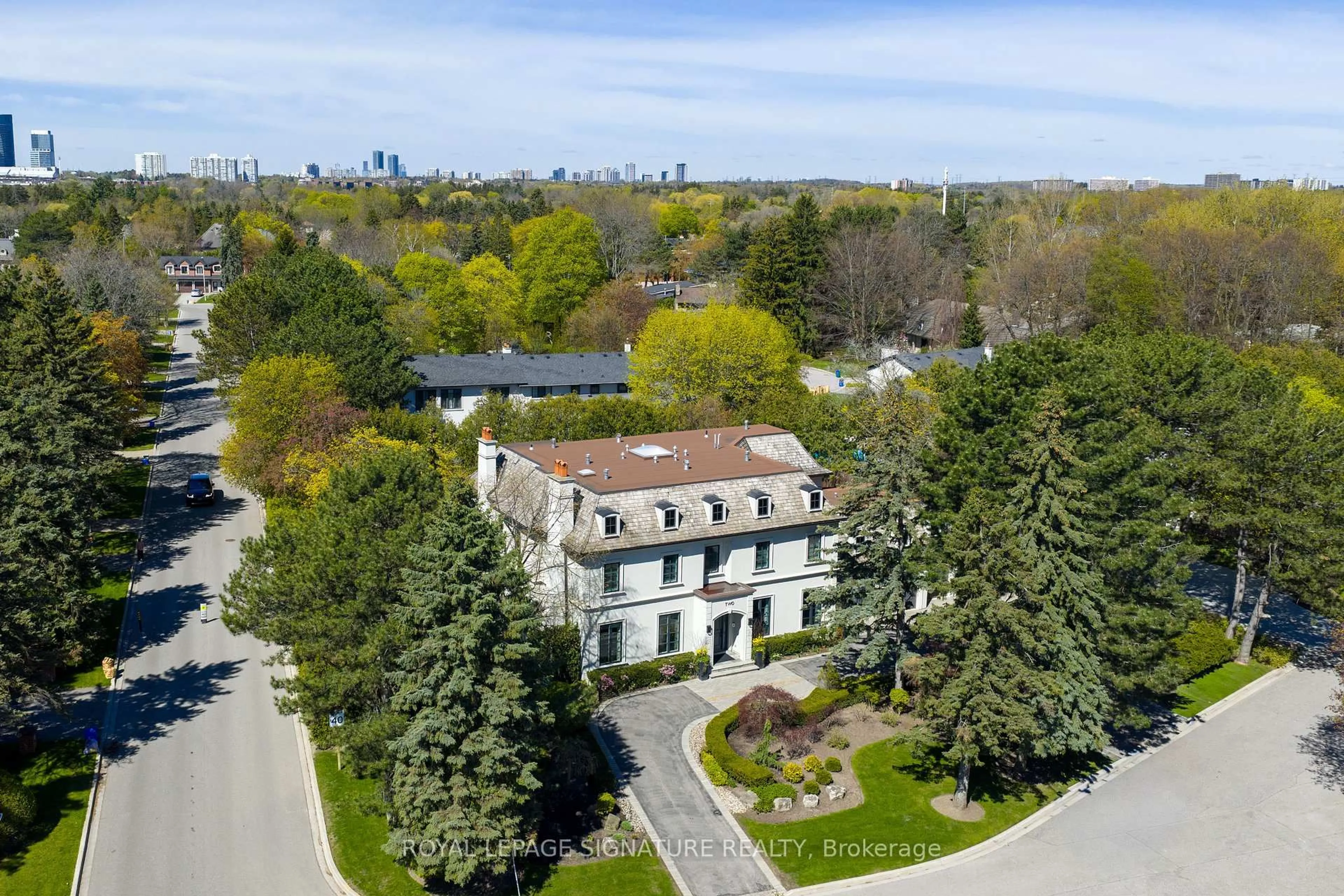 A pic from outside/outdoor area/front of a property/back of a property/a pic from drone, unknown for 2 Spirea Crt, Markham Ontario L3T 2W1