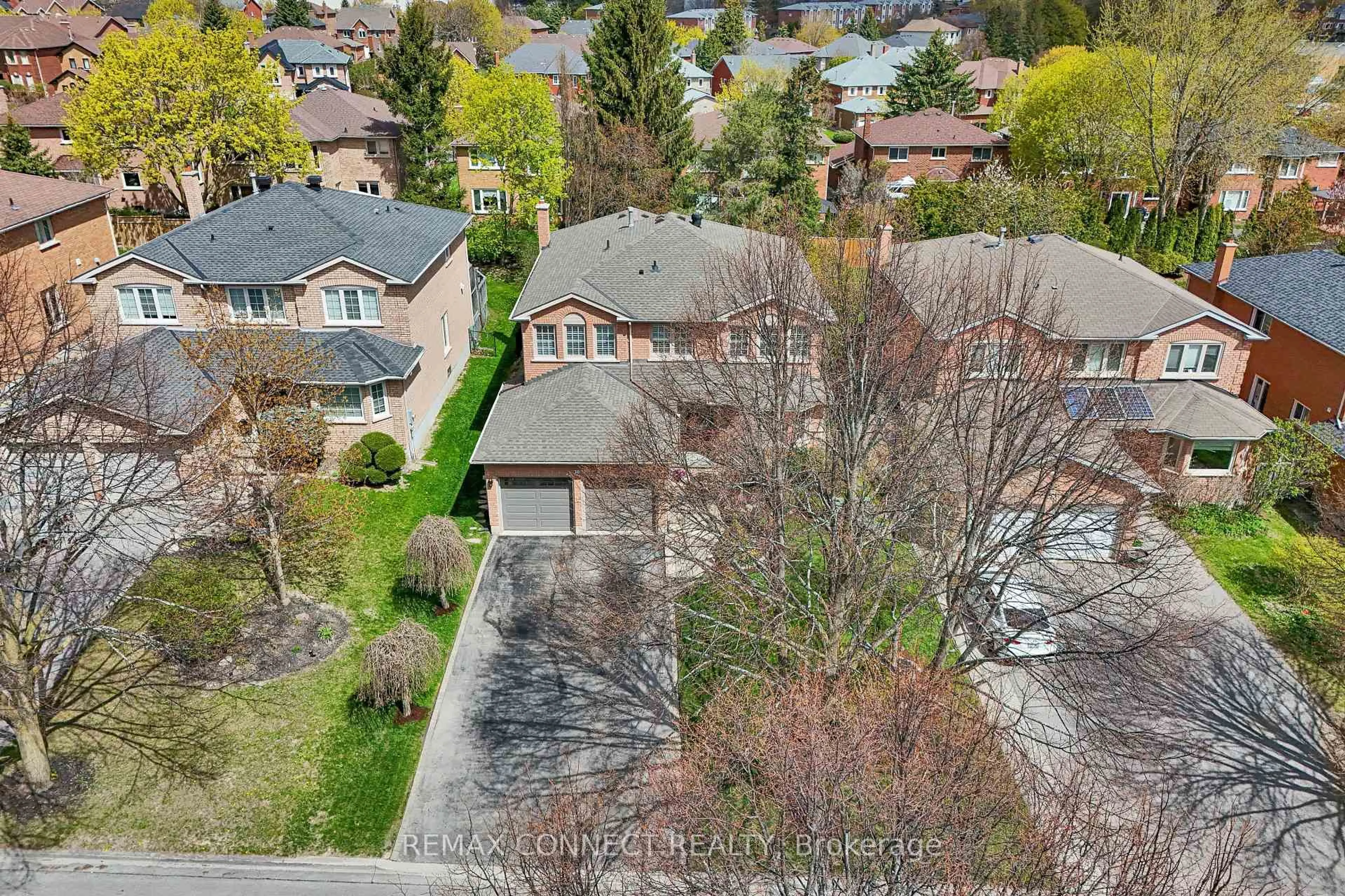 A pic from outside/outdoor area/front of a property/back of a property/a pic from drone, street for 20 Goldsmith Cres, Newmarket Ontario L3X 1R4